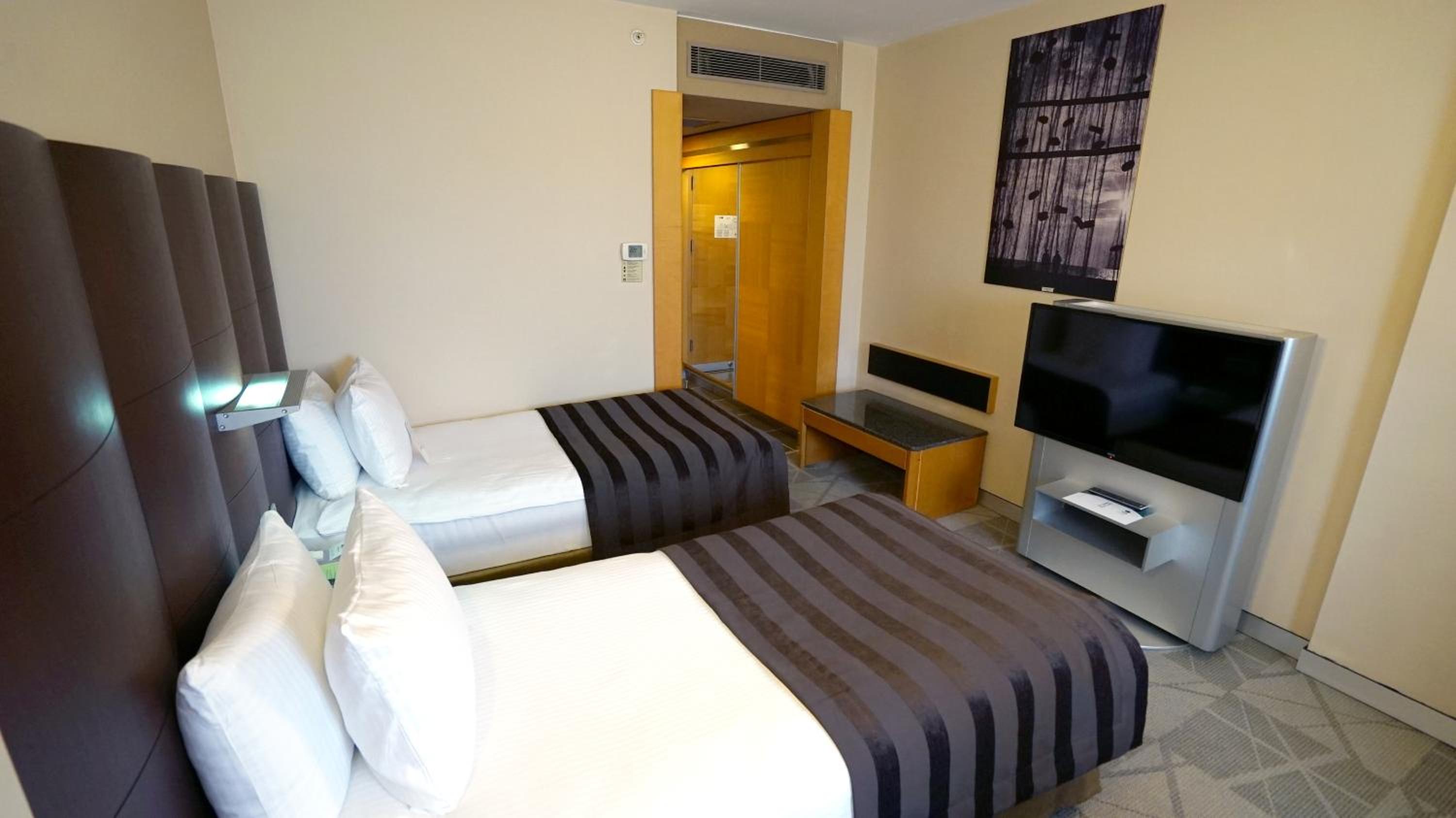 Executive Senior Suite with Kitchenette & Lounge Access thumbnail 6
