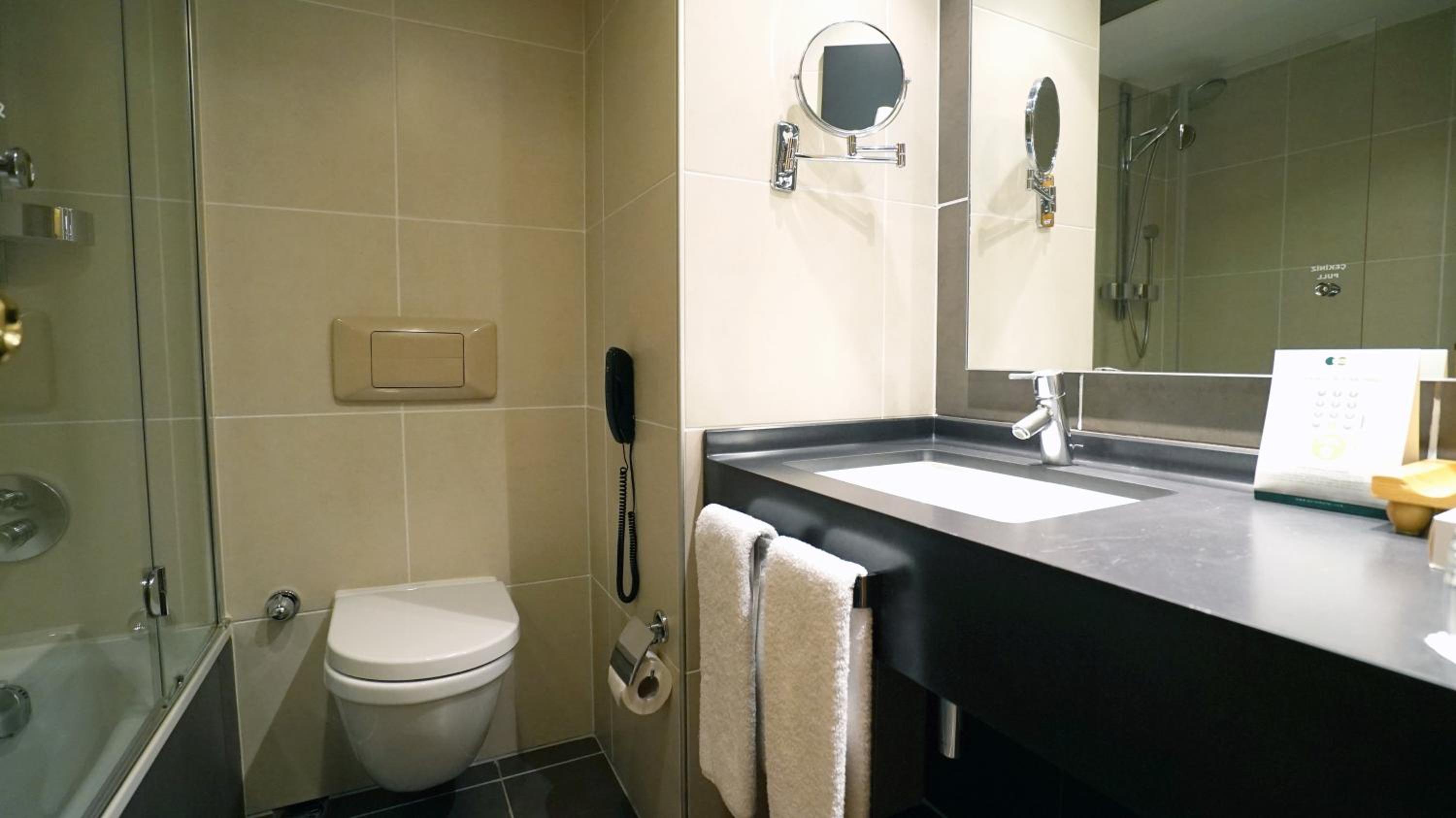 Deluxe Double or Twin Room thumbnail 6