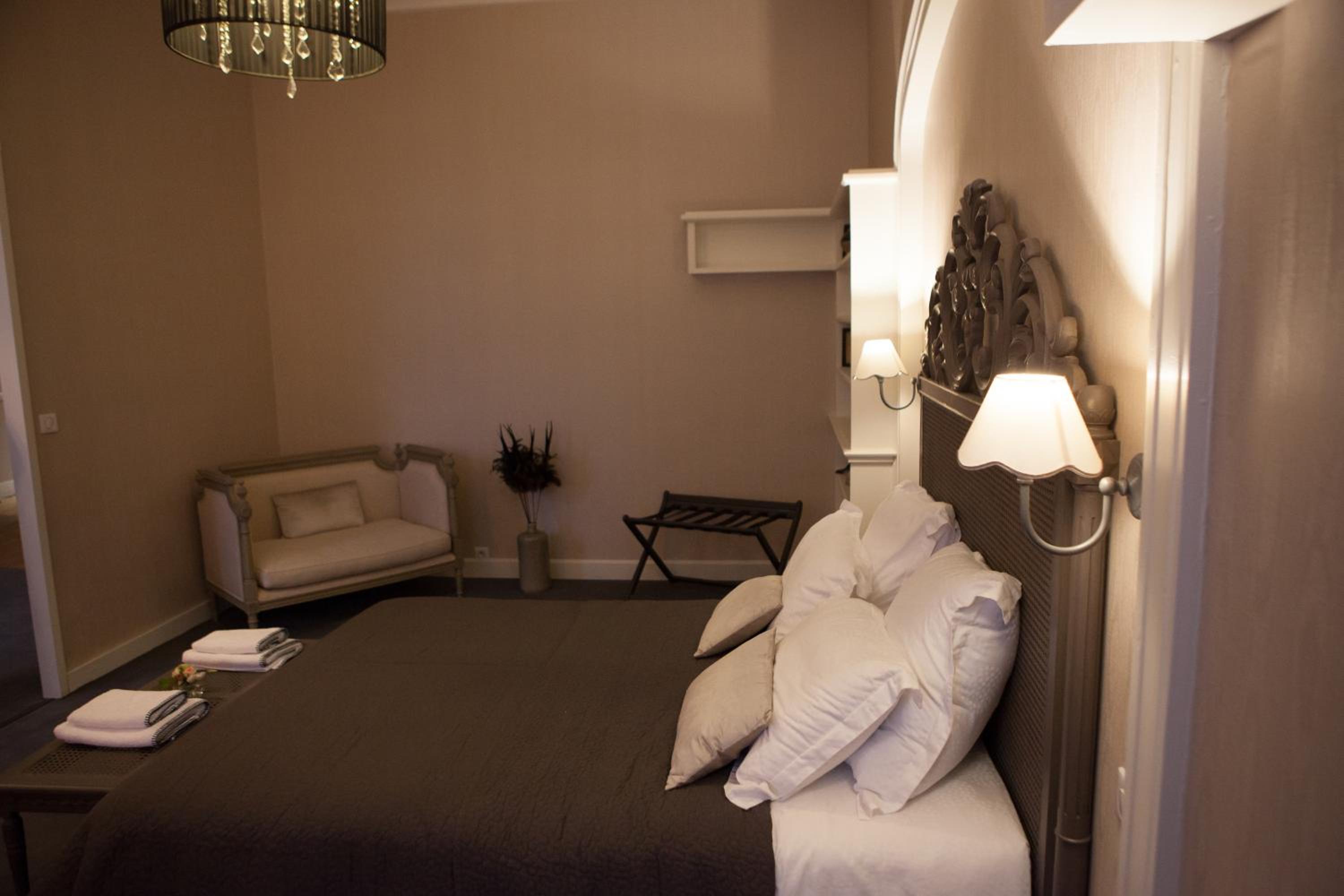 Deluxe King Suite photo 1