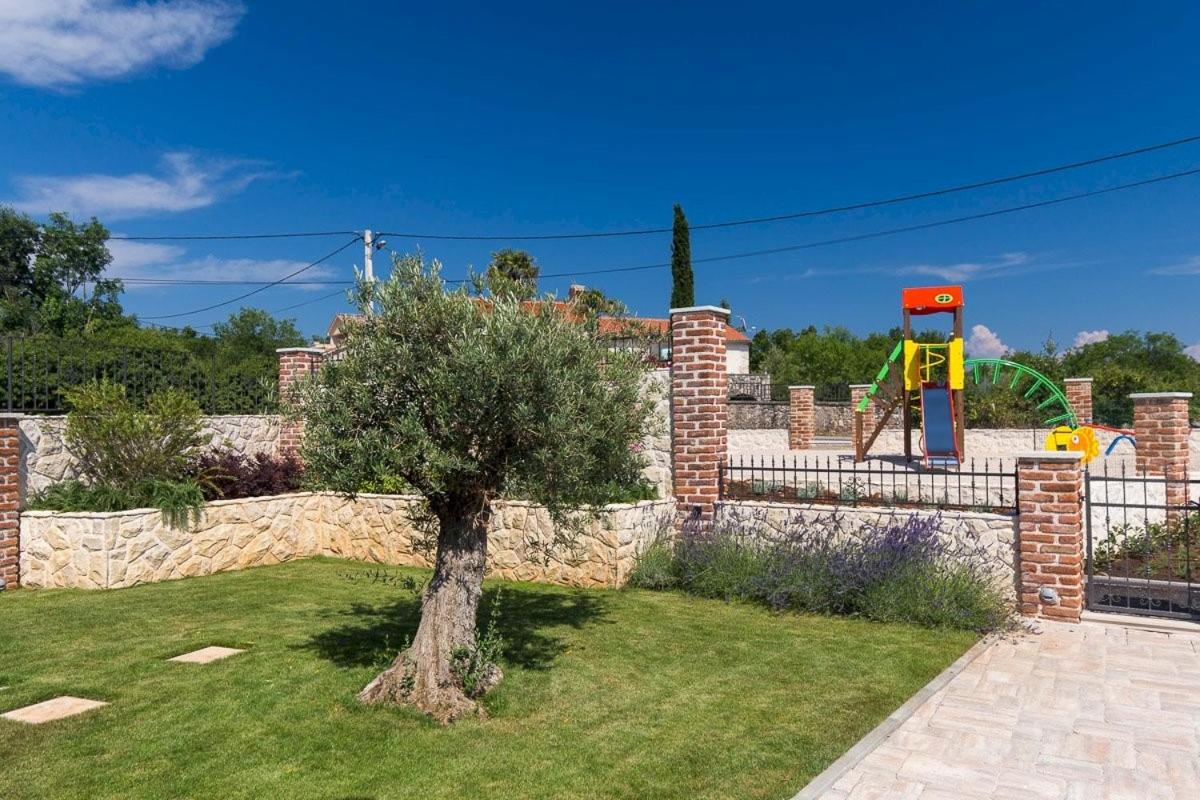 Villa photo 2