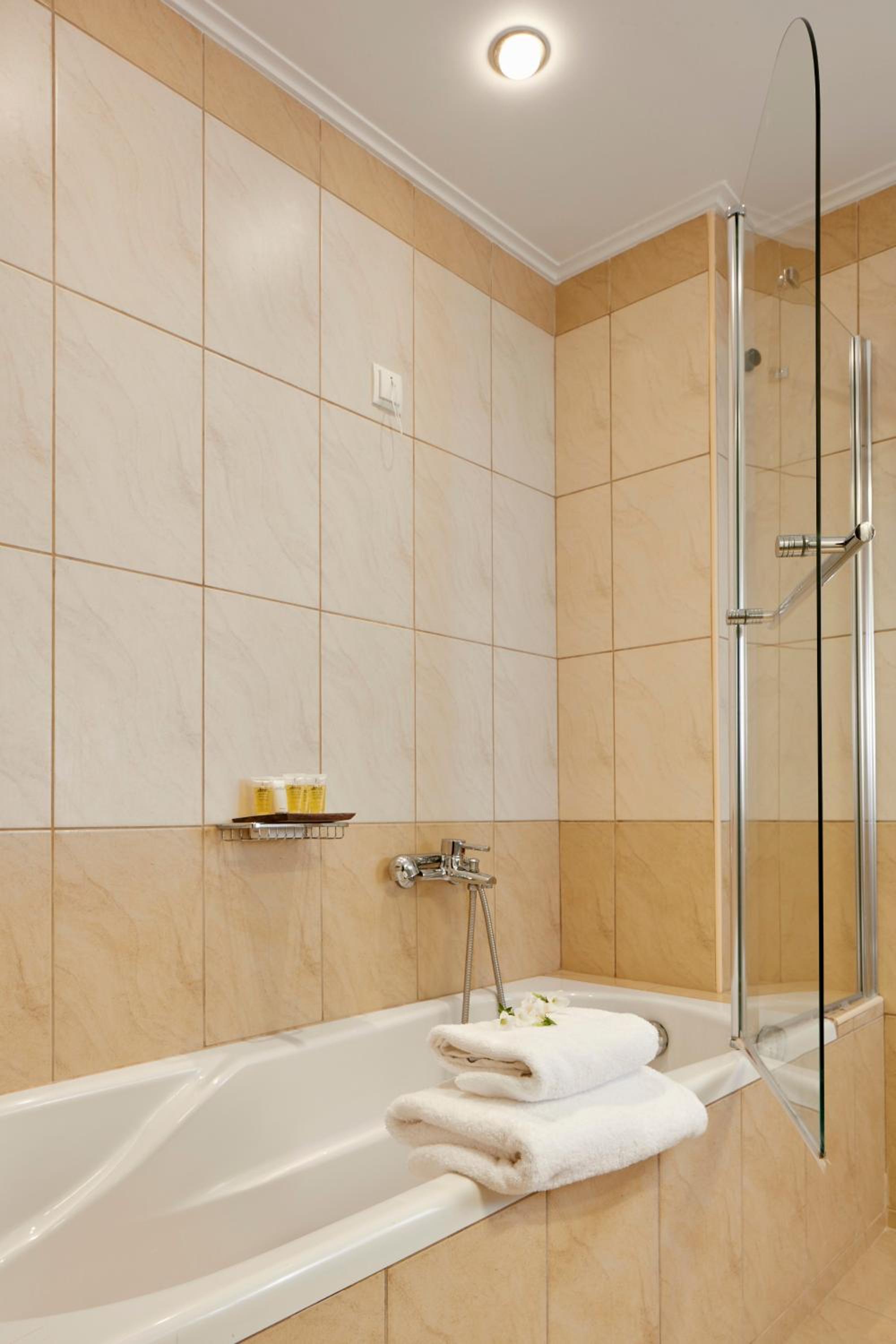 Deluxe Triple Room - Photo 10