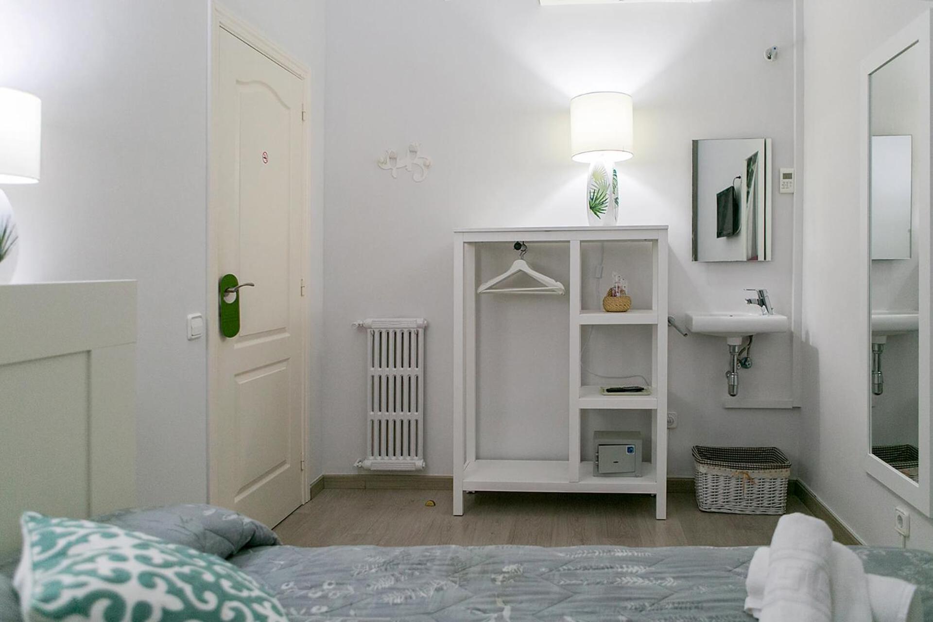 Interior Single Room with Shared Bathroom photo 3