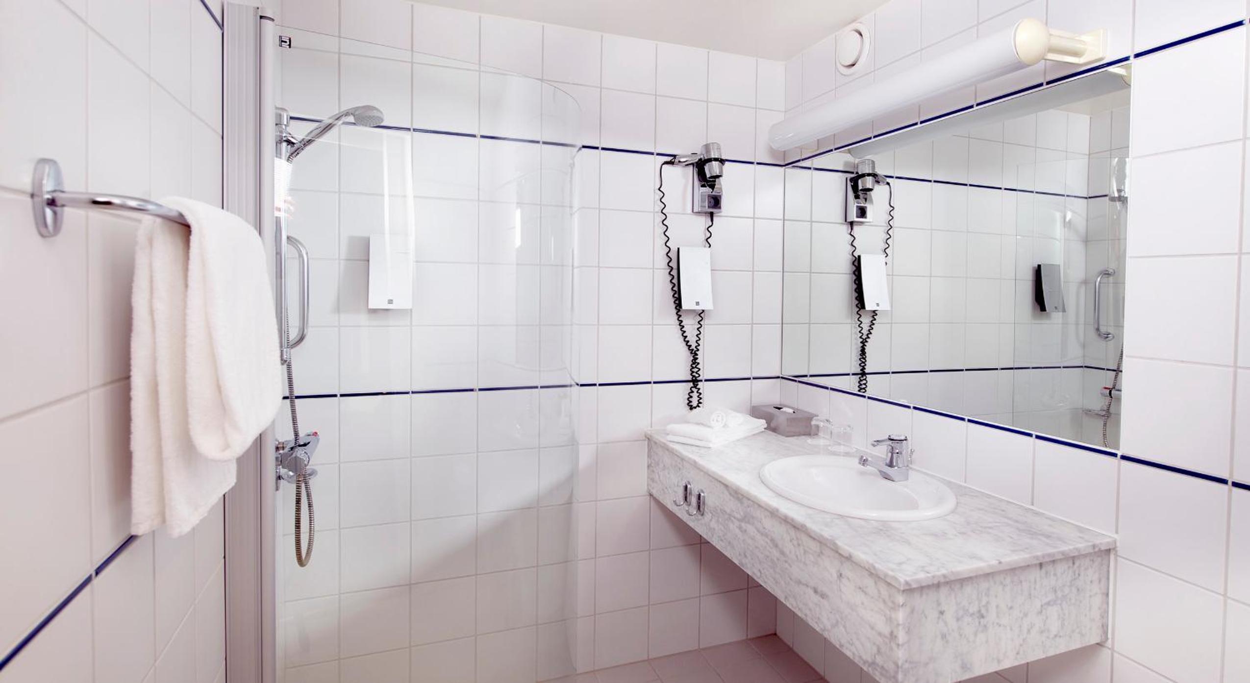 Standard Double or Twin Room - Photo 3
