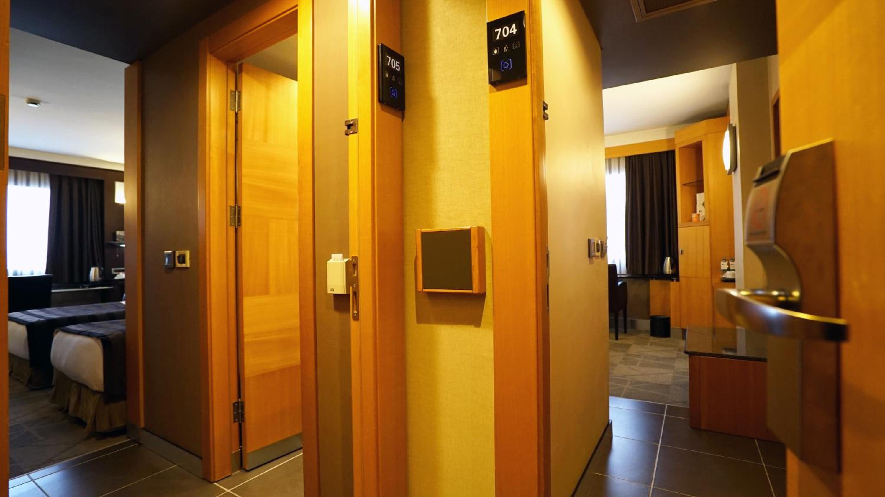 Executive Senior Suite with Kitchenette & Lounge Access