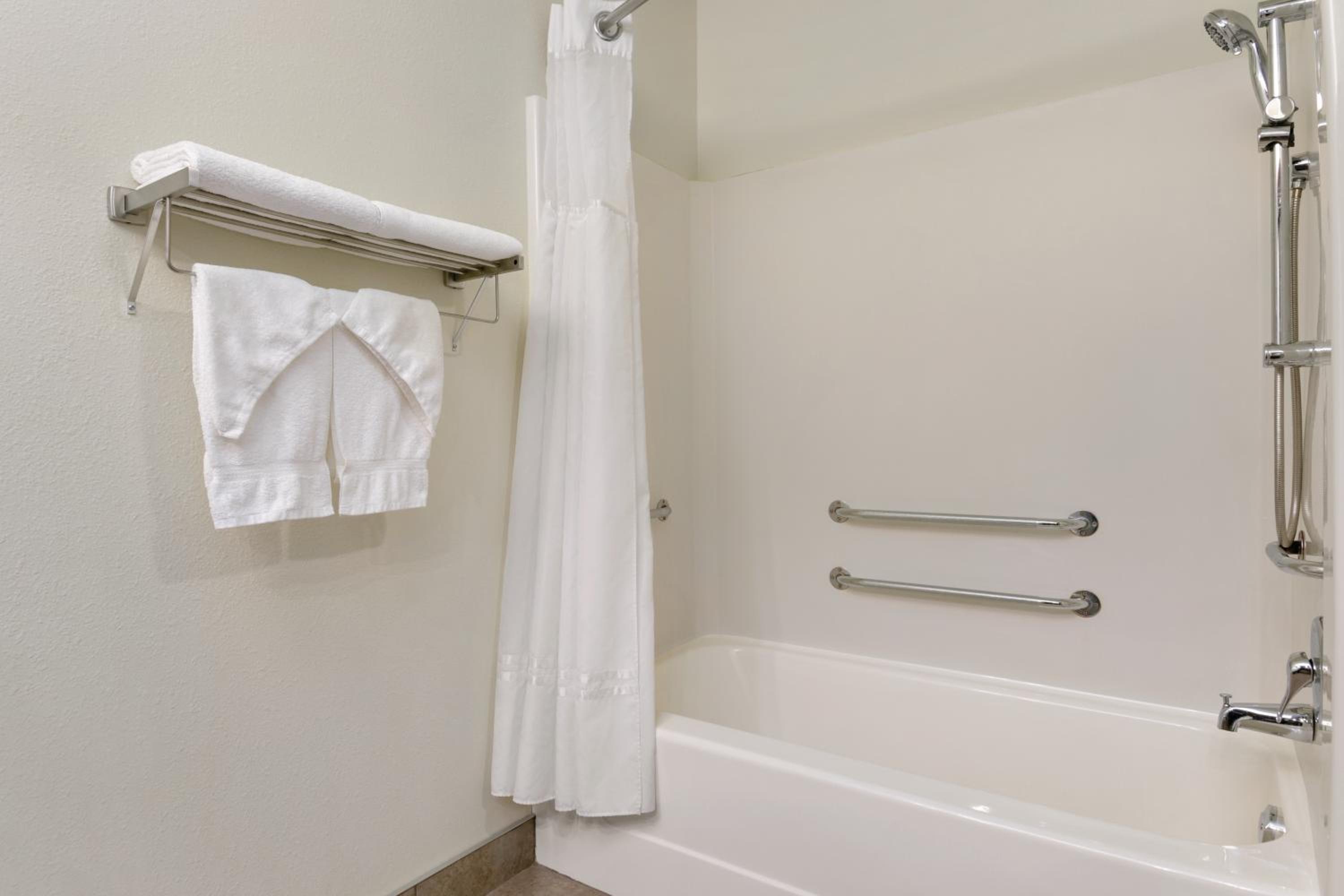 Queen Room with Bath Tub - Mobility Accessible/Non-Smoking - Photo 2