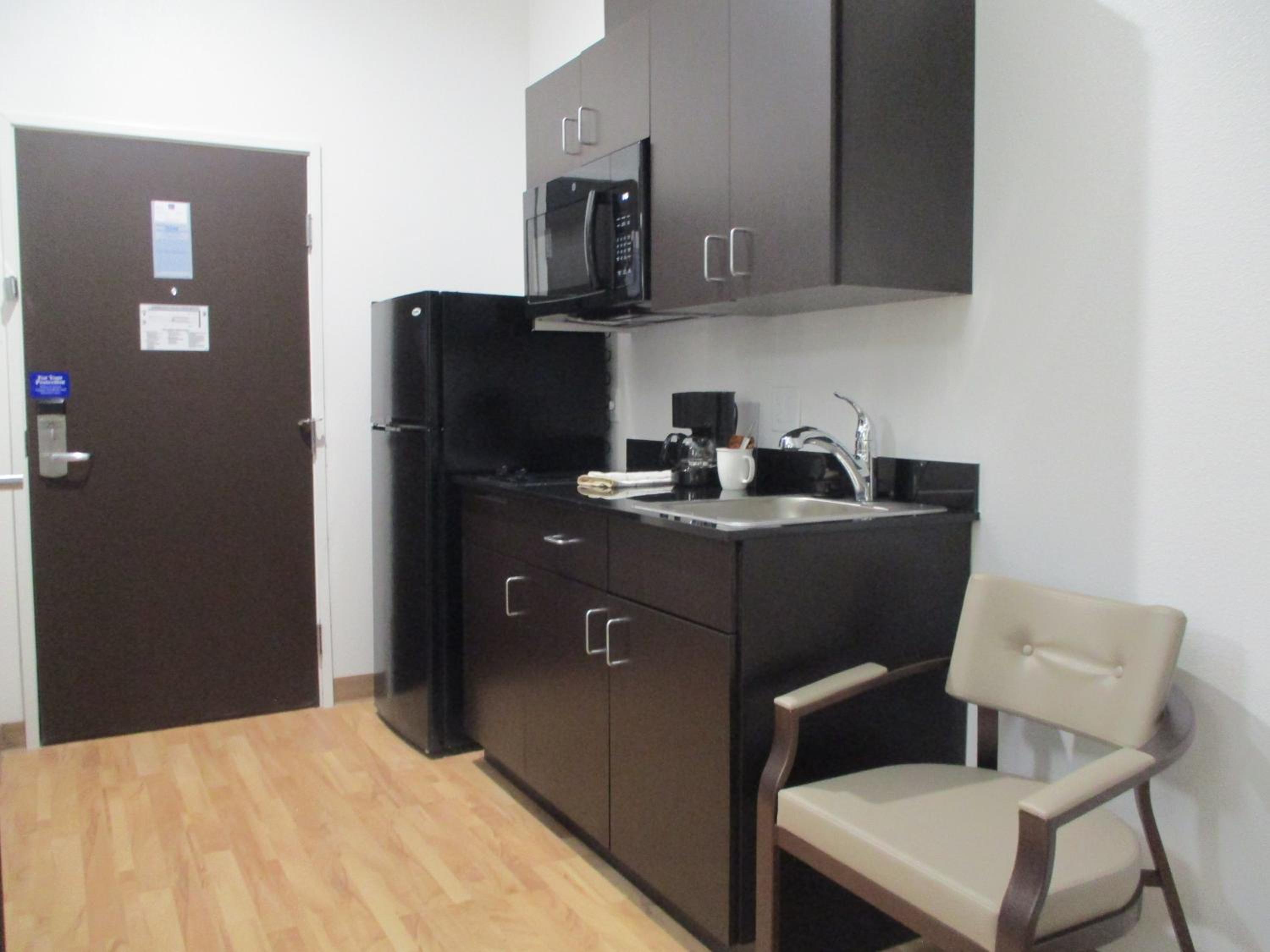 Queen Room with Two Queen Beds - Disability Access - Photo 2