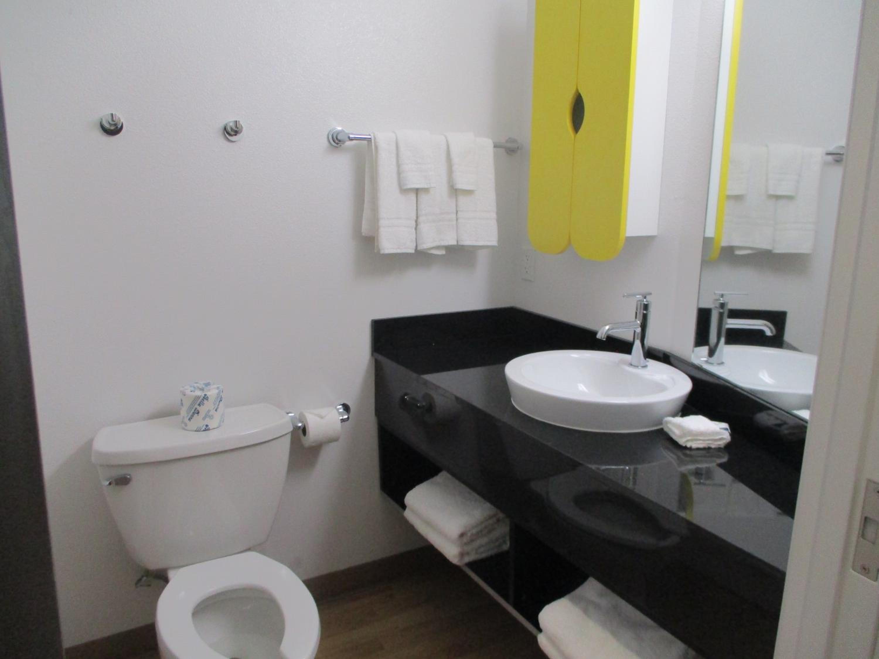 Queen Room with Two Queen Beds - Disability Access - Photo 7