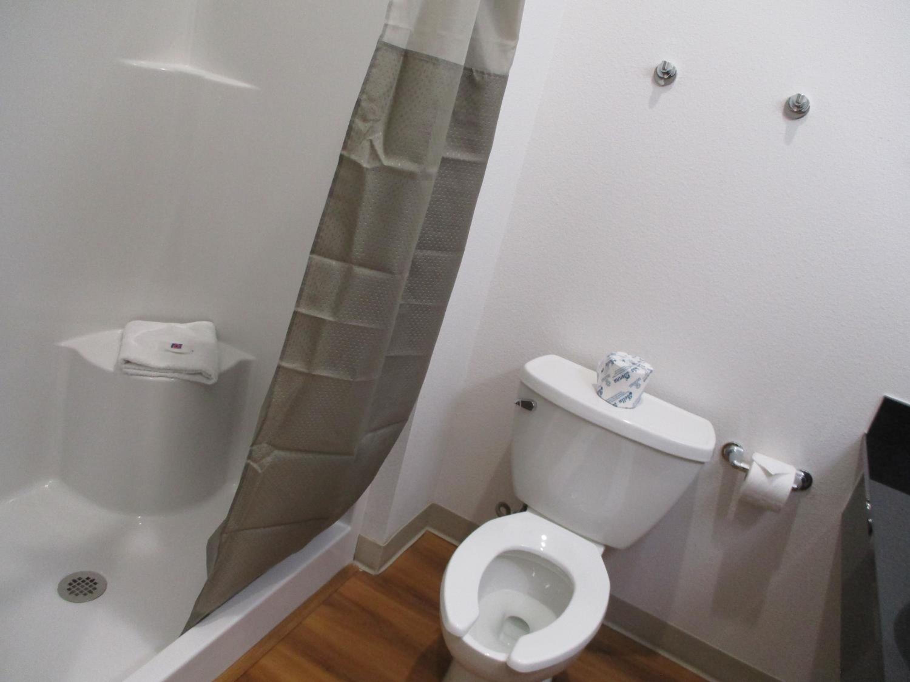 Queen Room with Two Queen Beds - Disability Access - Photo 4