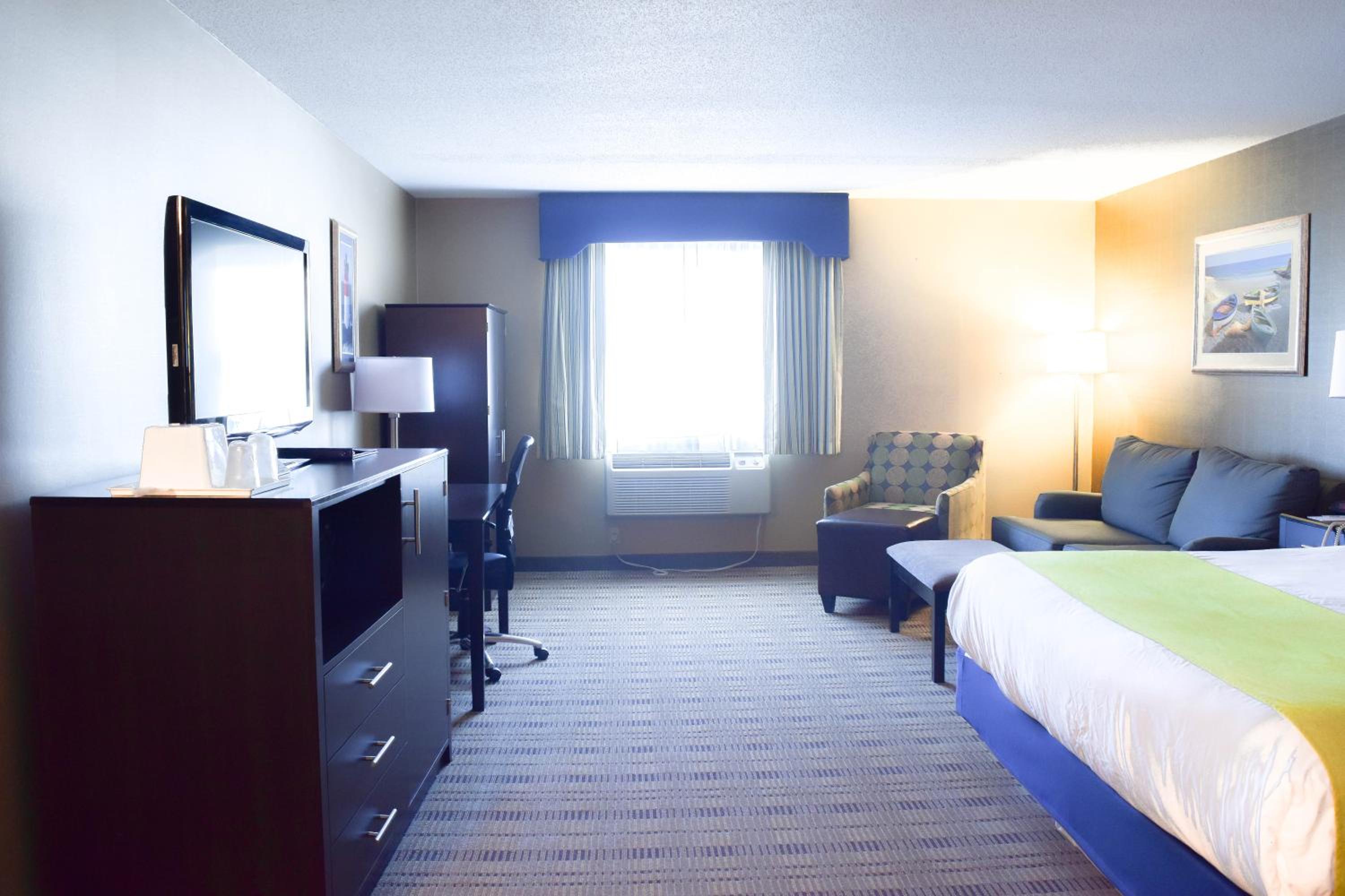 King Suite with Sofa Bed - Non-Smoking - Photo 20