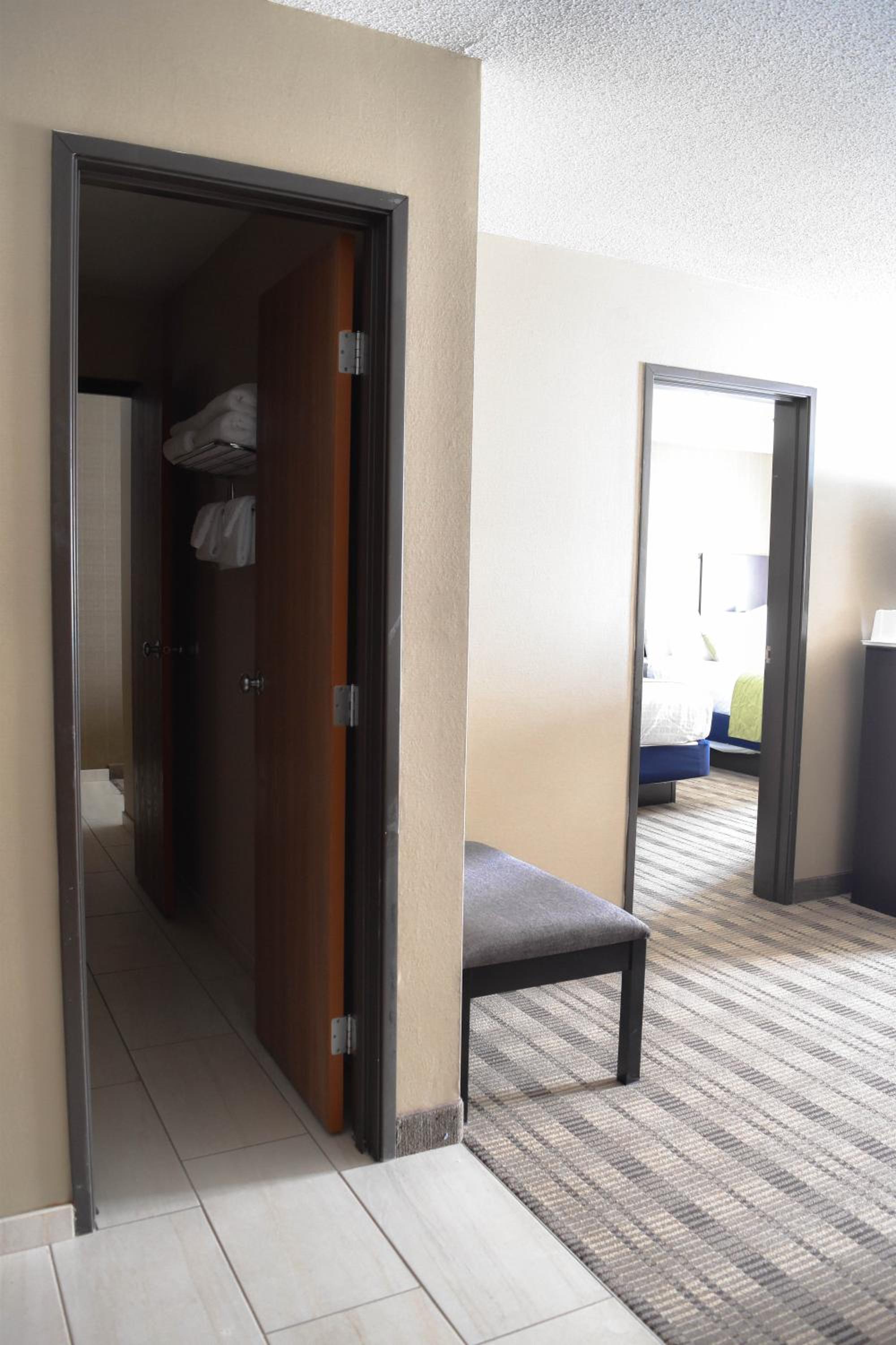 Queen Suite with Two Queen Beds - Non-Smoking - Photo 13
