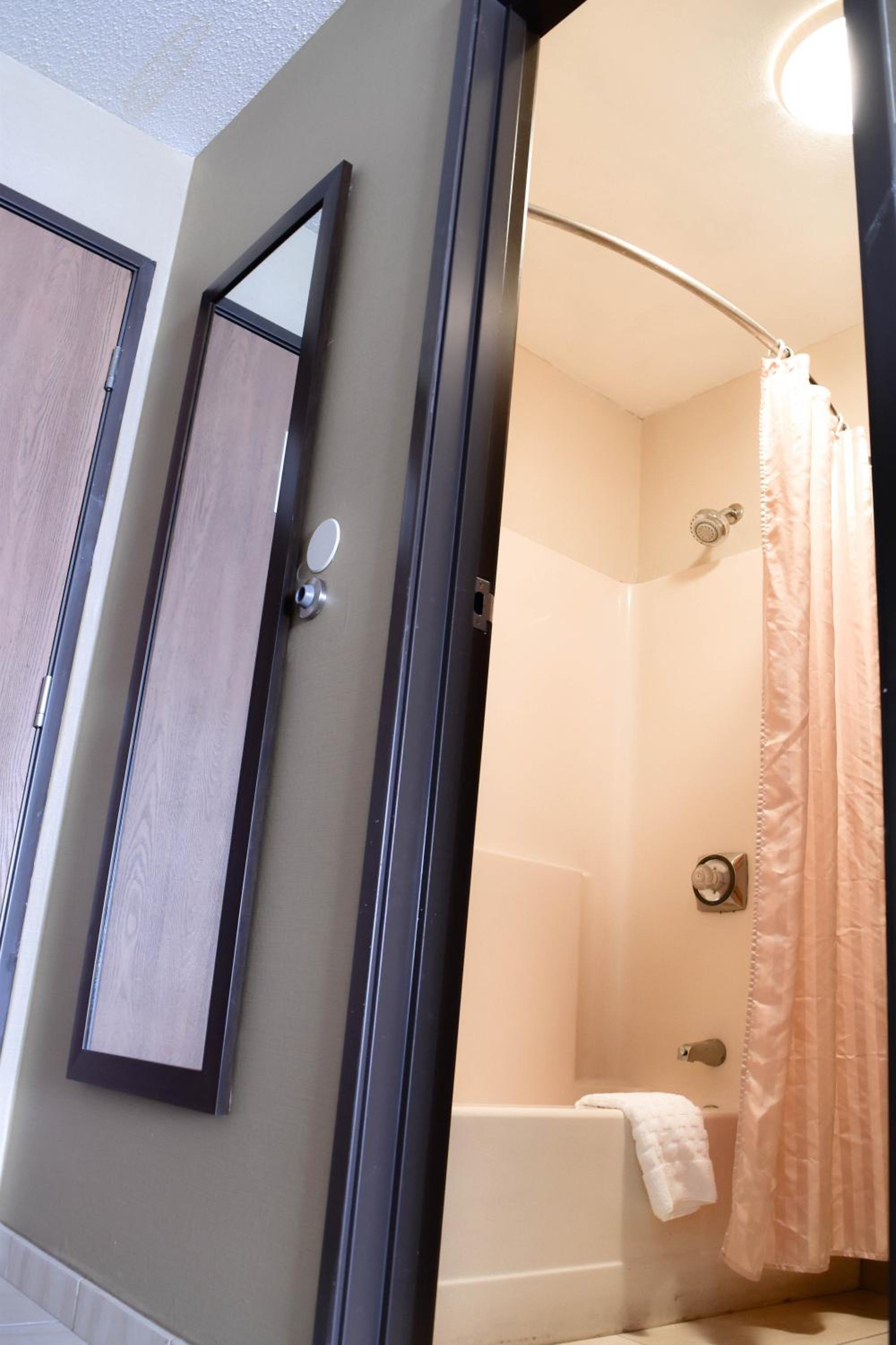 Queen Suite with Two Queen Beds - Non-Smoking - Photo 17