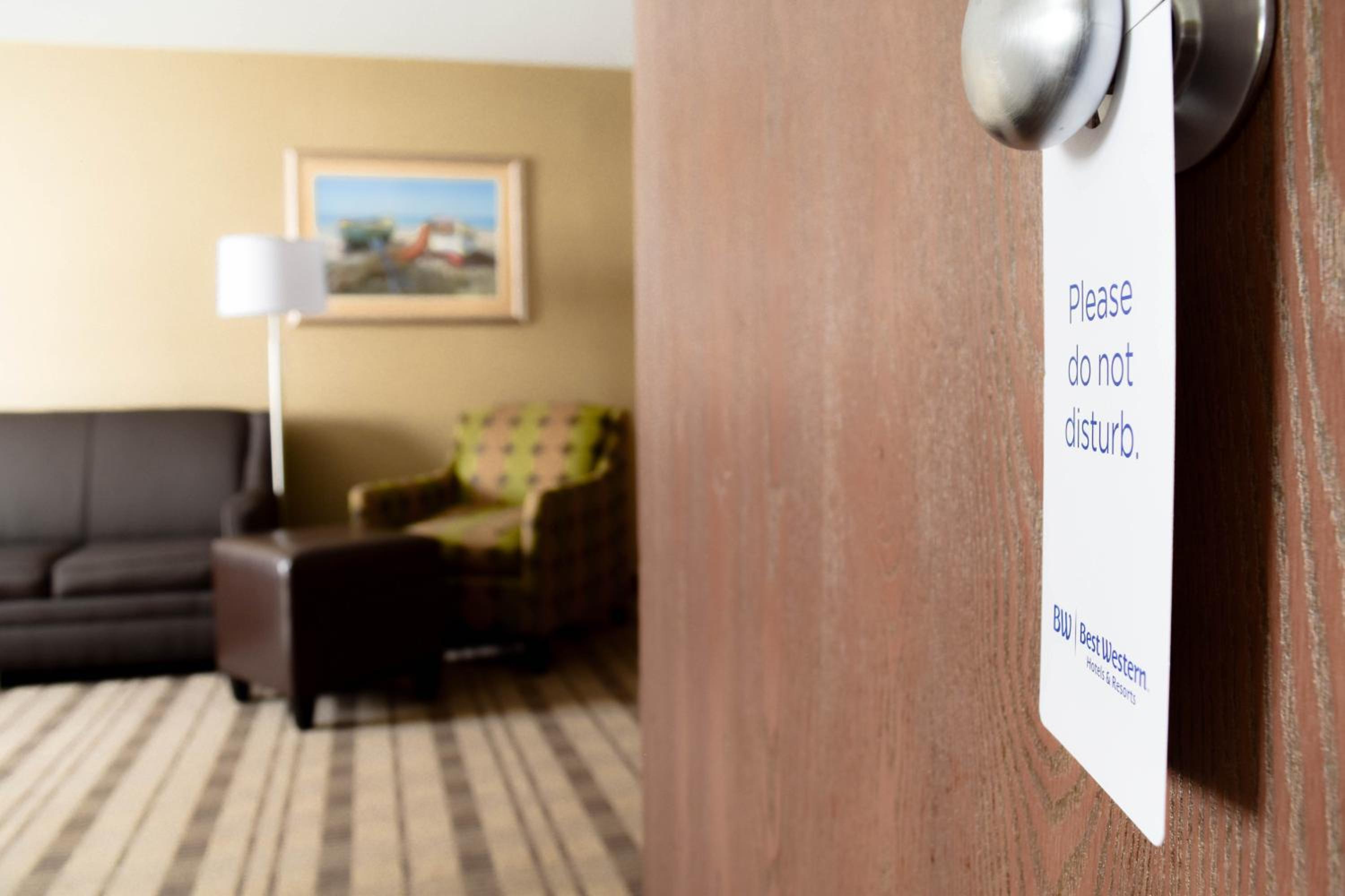 Queen Suite with Two Queen Beds - Non-Smoking - Photo 12