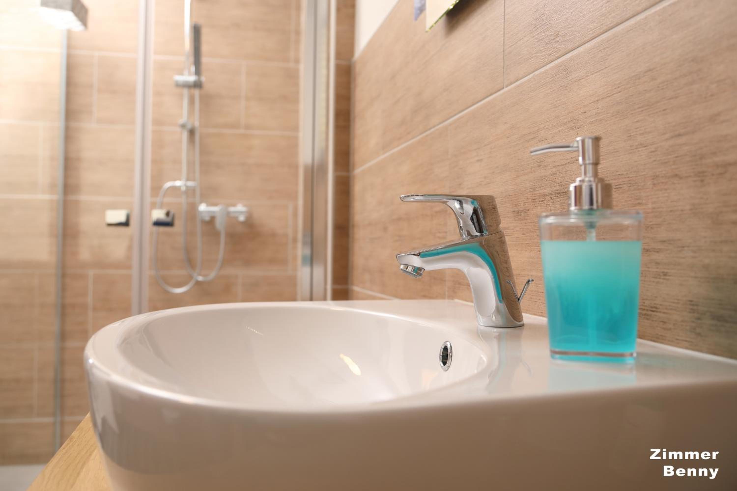 Deluxe Double Room with Shower - Photo 4