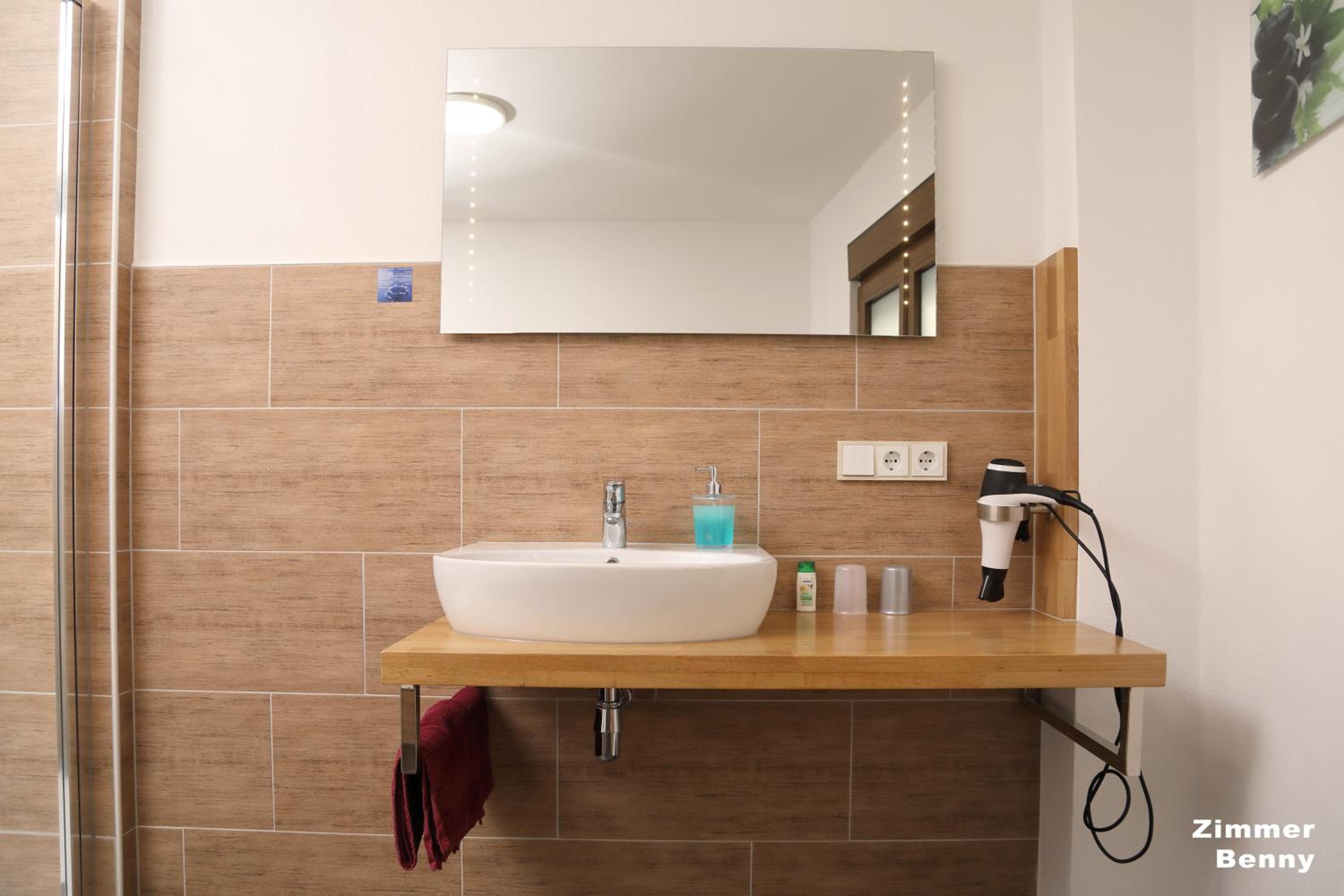 Deluxe Double Room with Shower - Photo 5