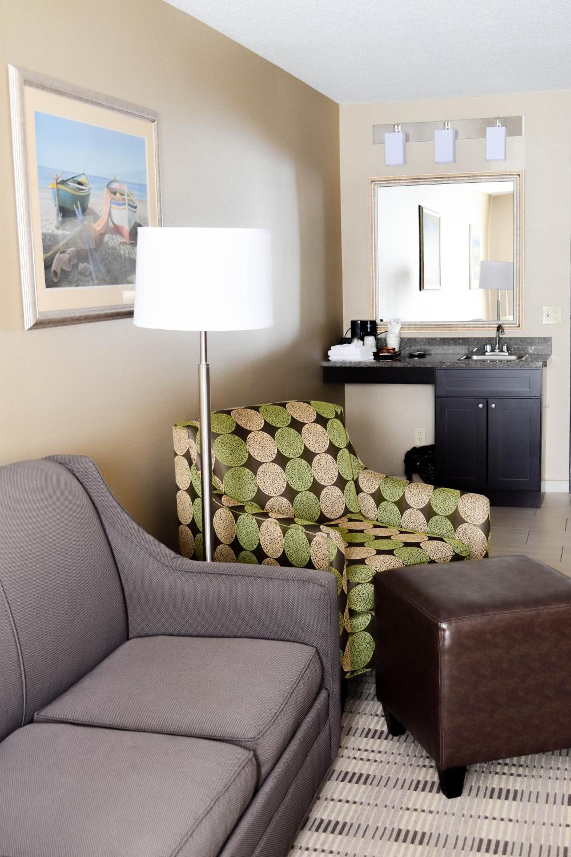 Queen Suite with Two Queen Beds - Non-Smoking - Photo 18
