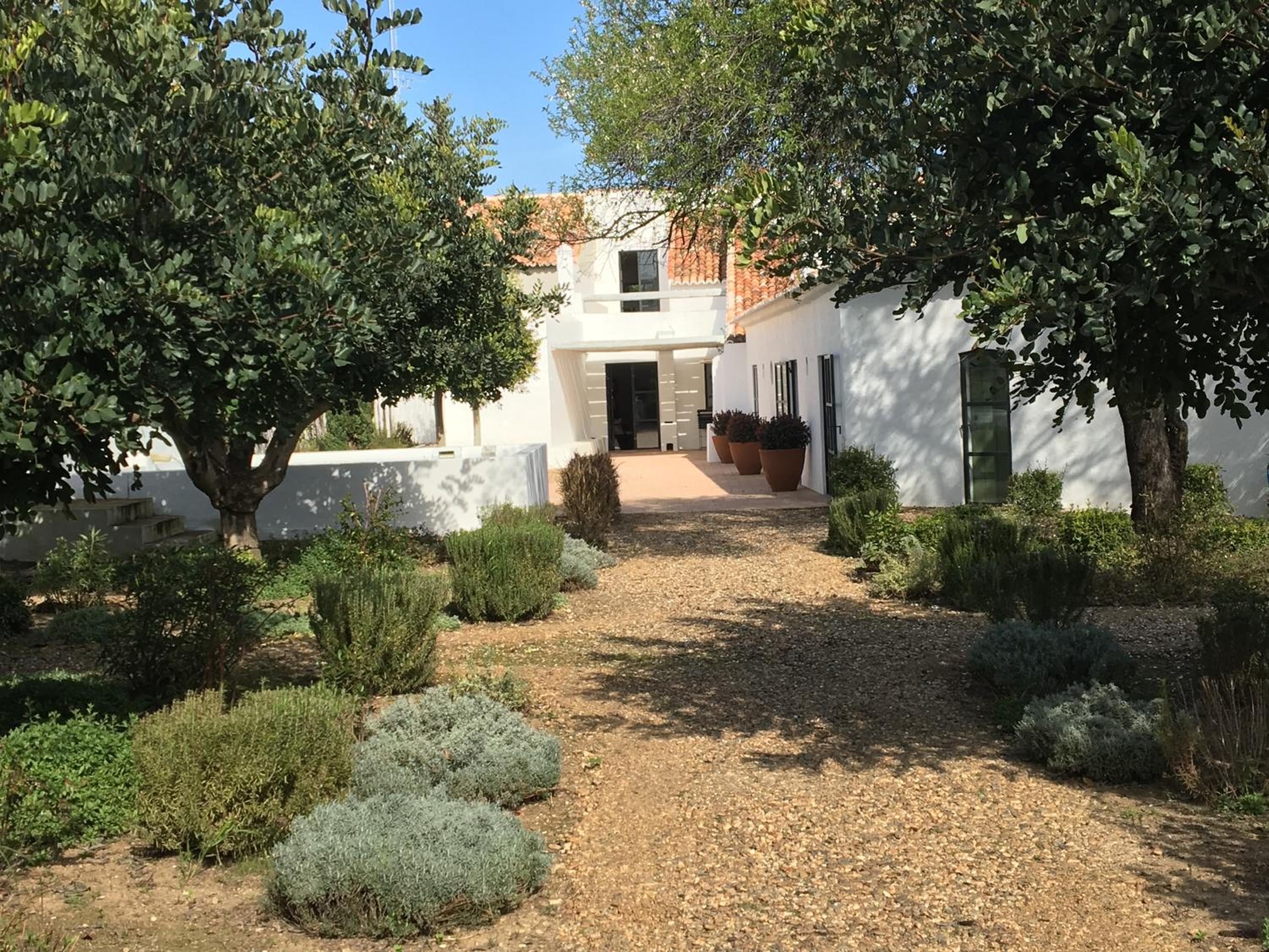Five-Bedroom House photo 2