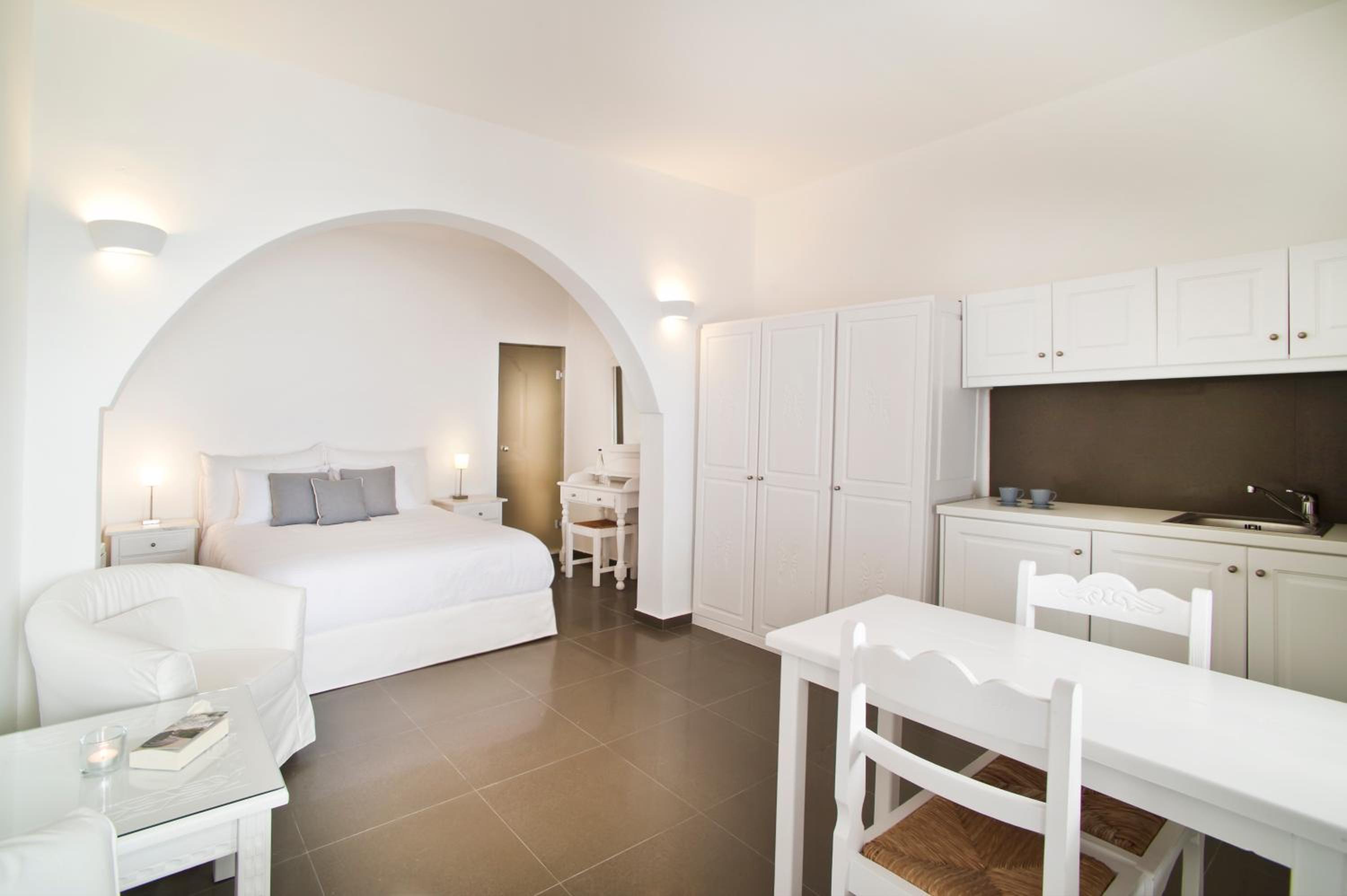 Superior Double Room with Caldera View - Photo 17