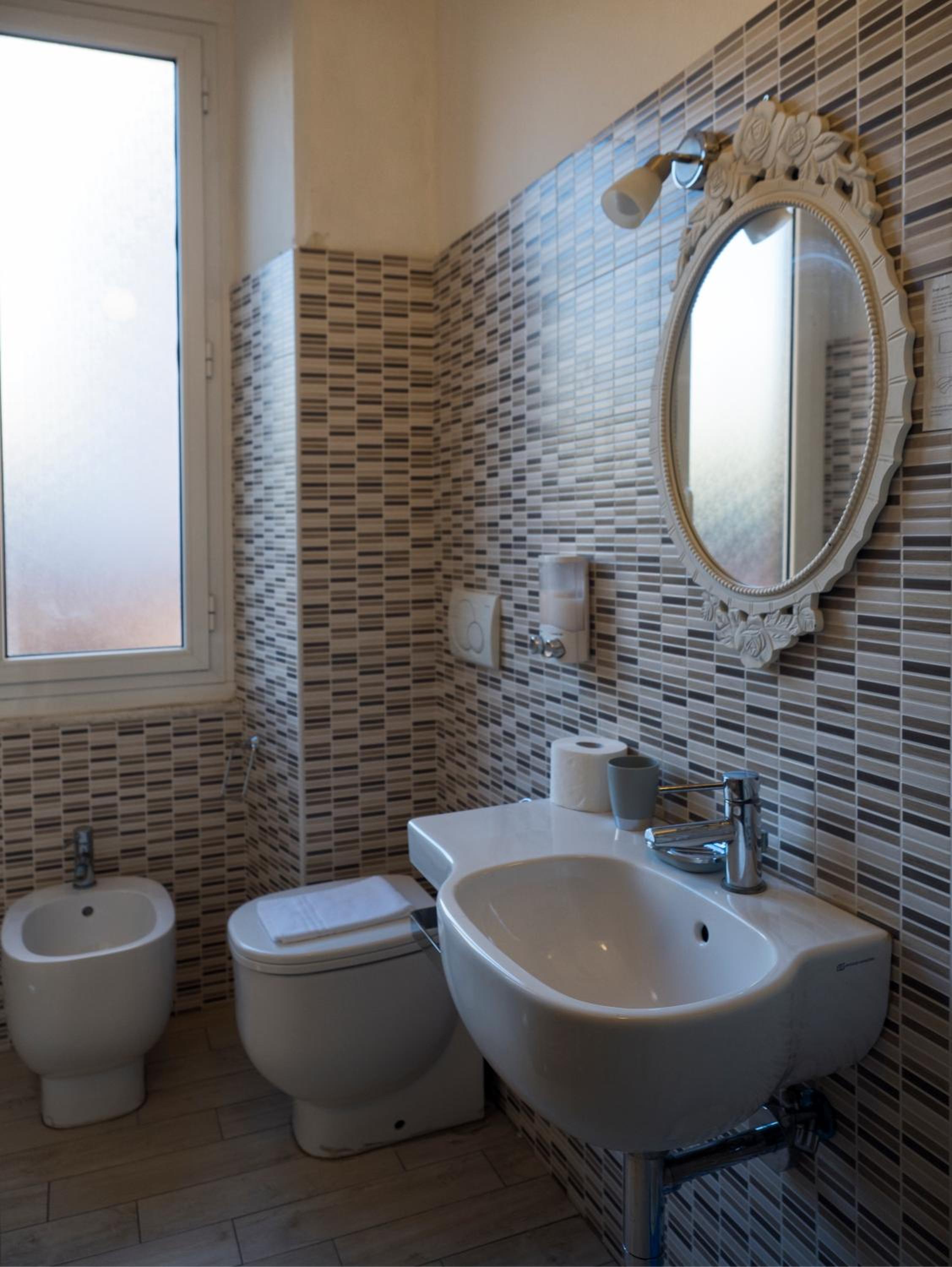 Double Room with Private Bathroom - Photo 19