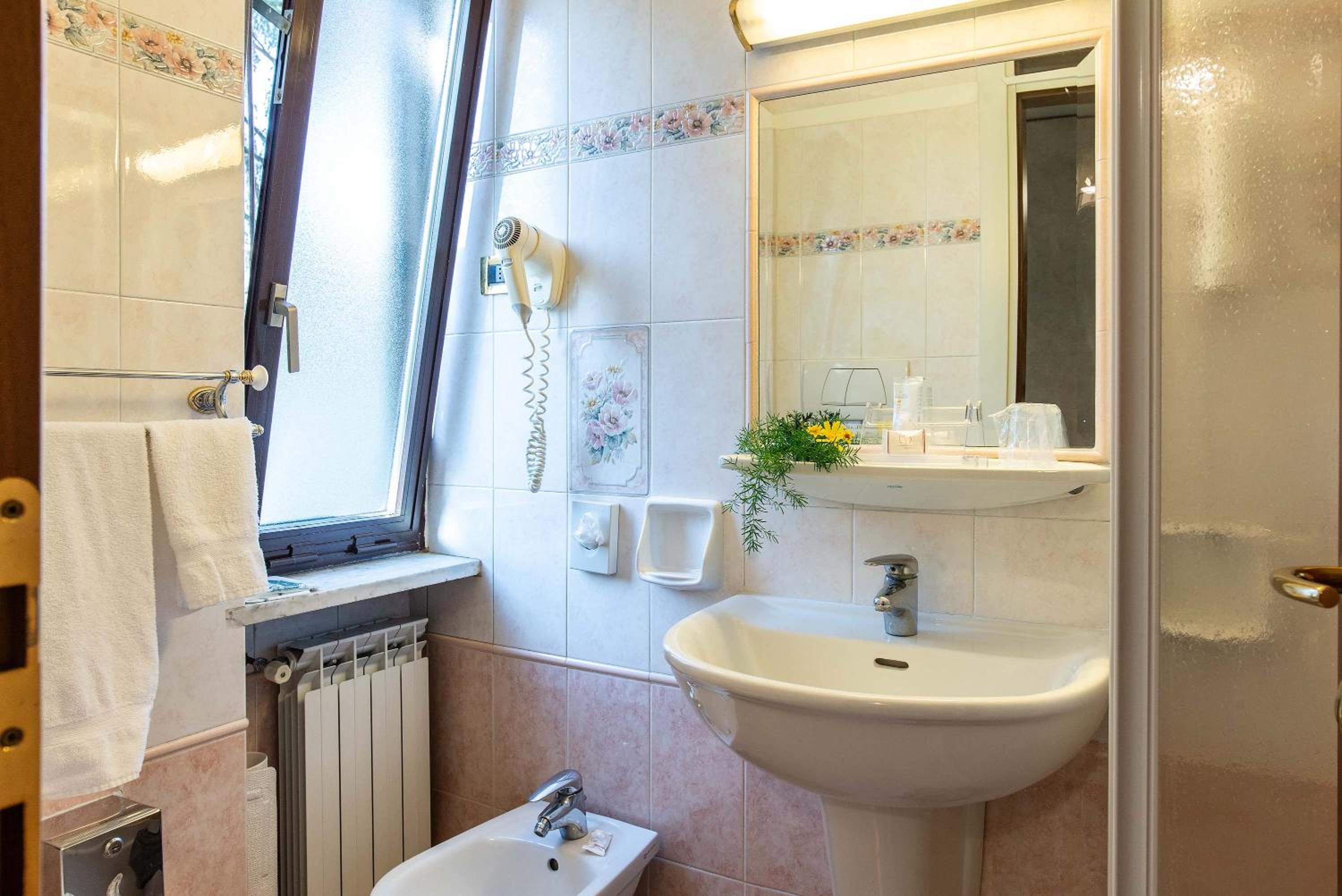 Single Room with French Bed thumbnail 6