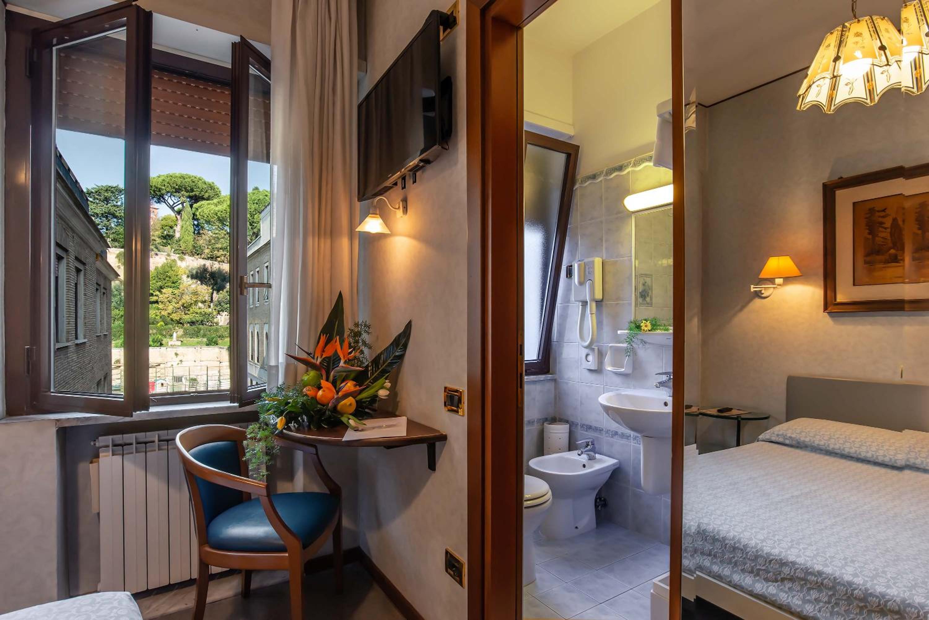 Classic Double Or Twin Room thumbnail 6