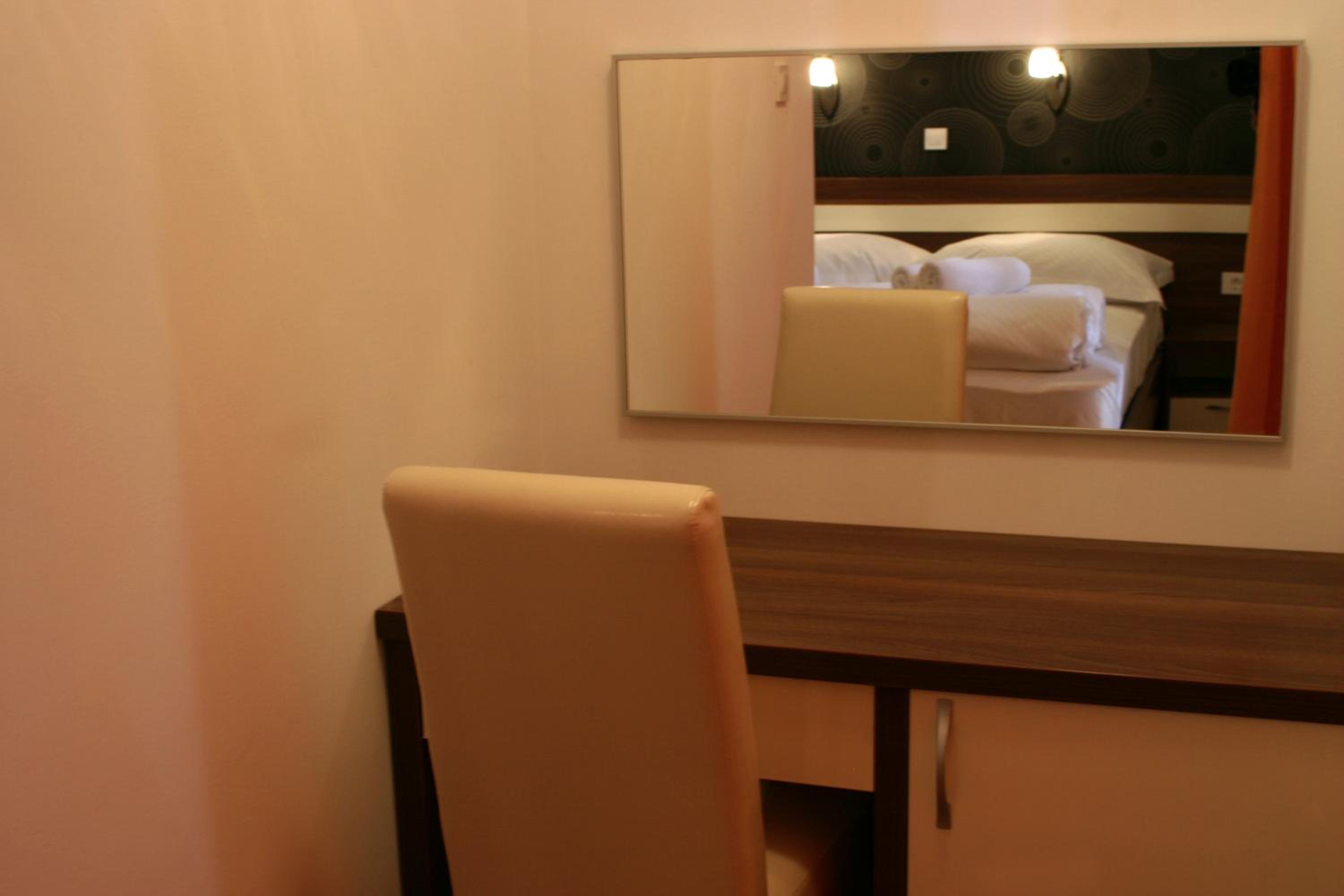 Double Room - Photo 6