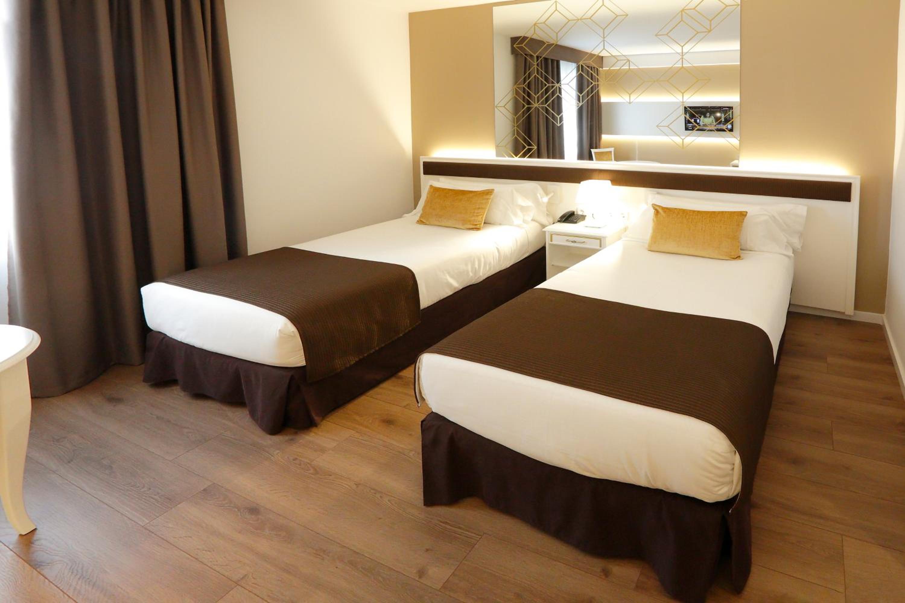 Twin Room - Photo 7