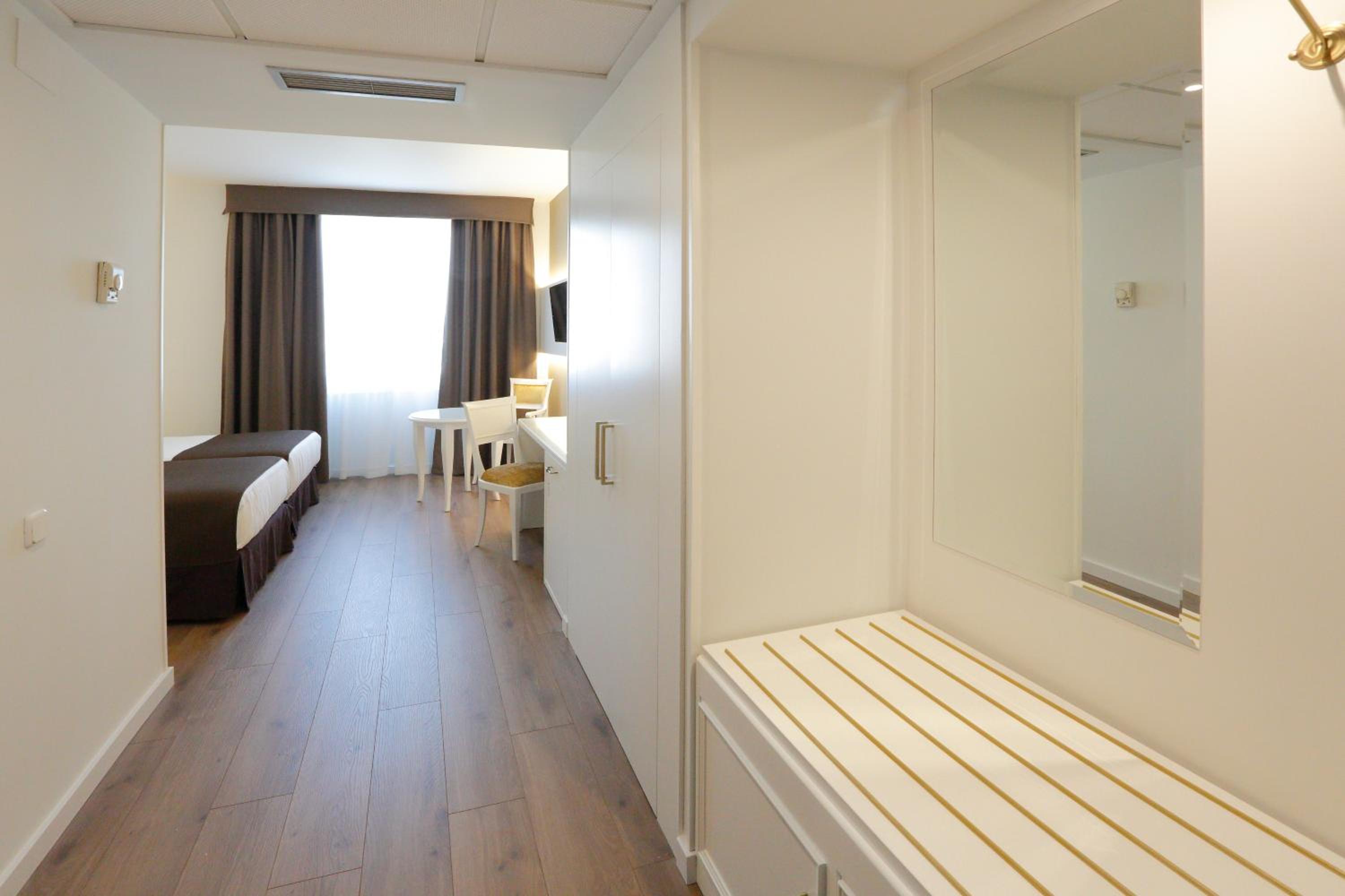 Twin Room - Photo 6