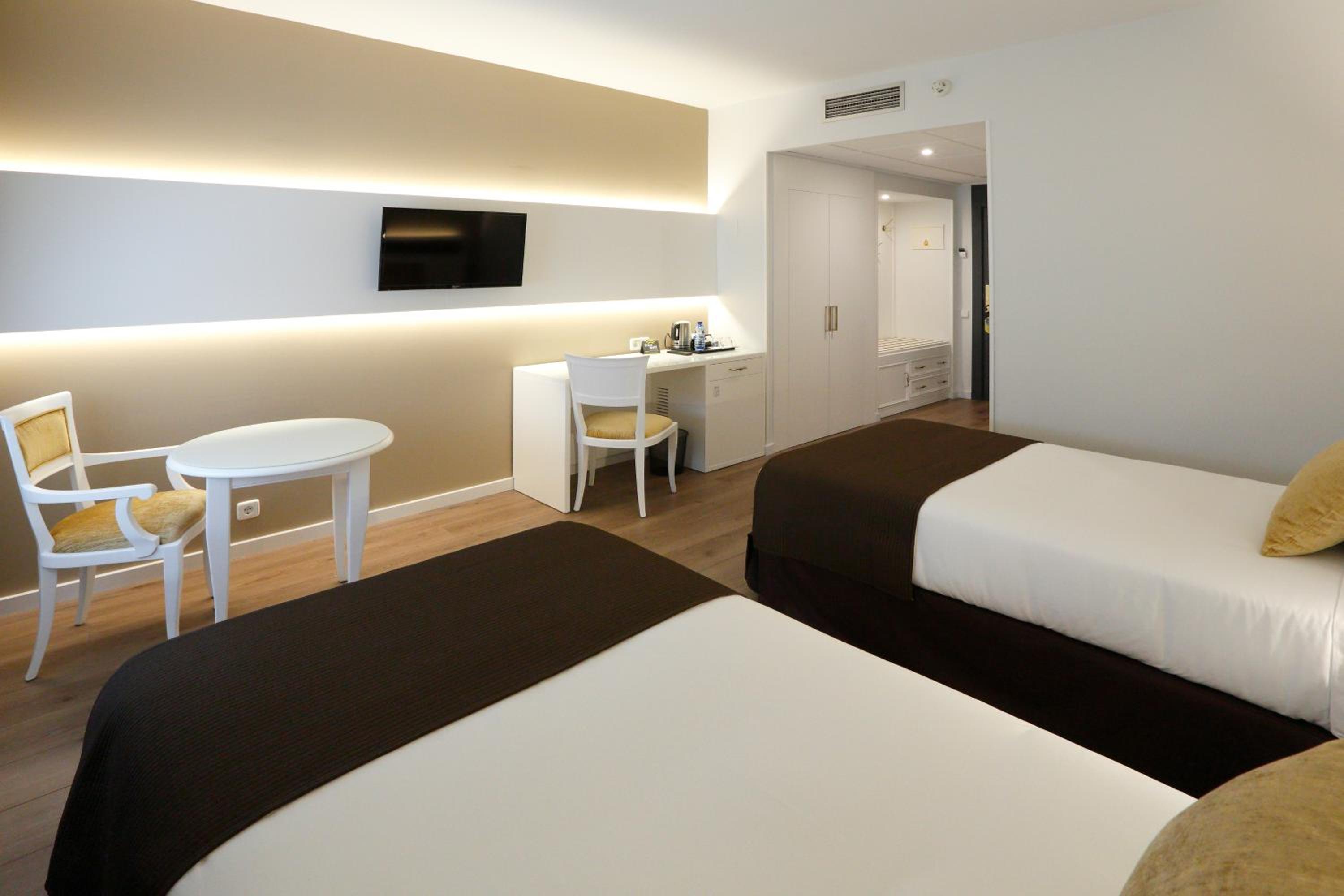 Twin Room - Photo 5