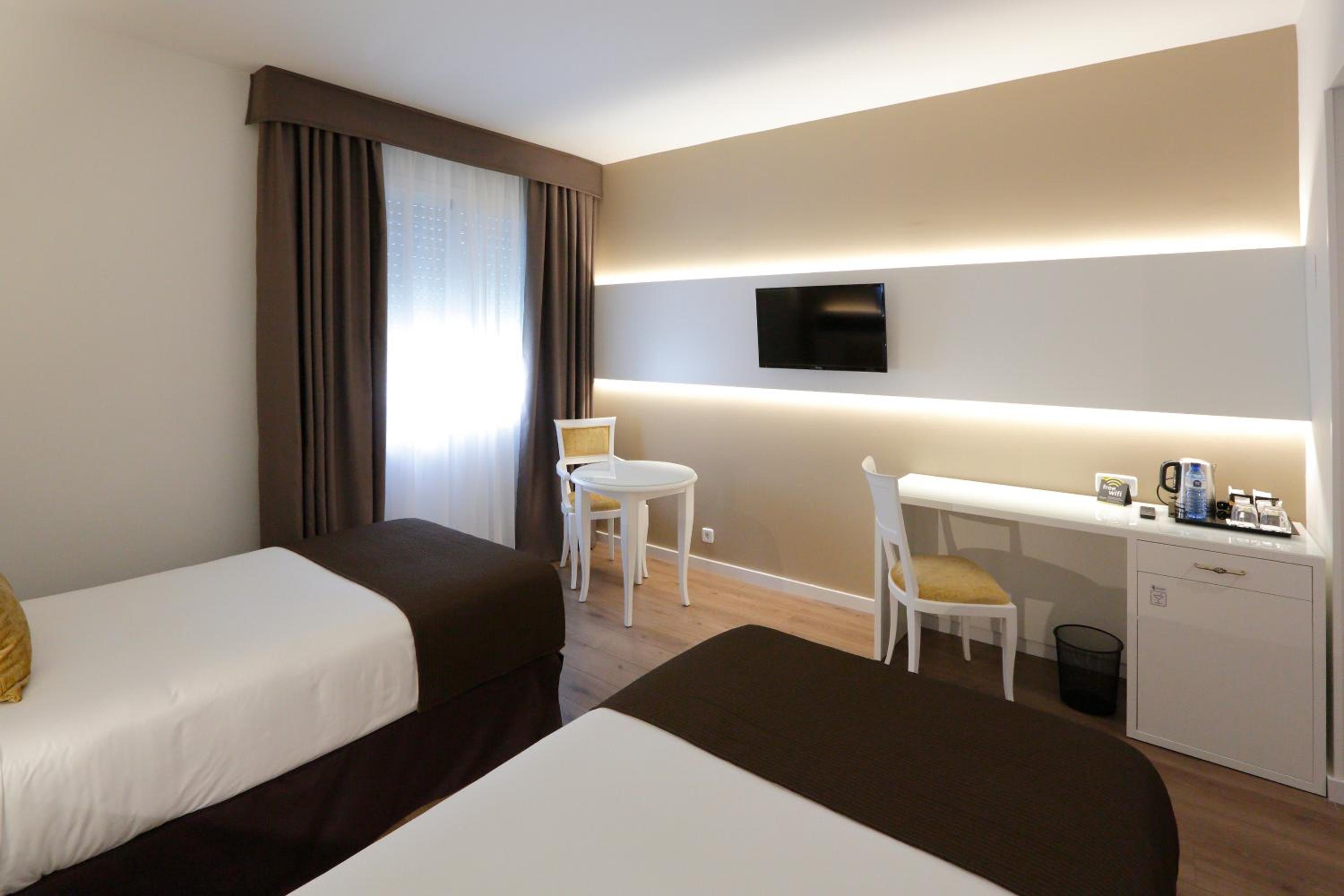 Twin Room - Photo 8