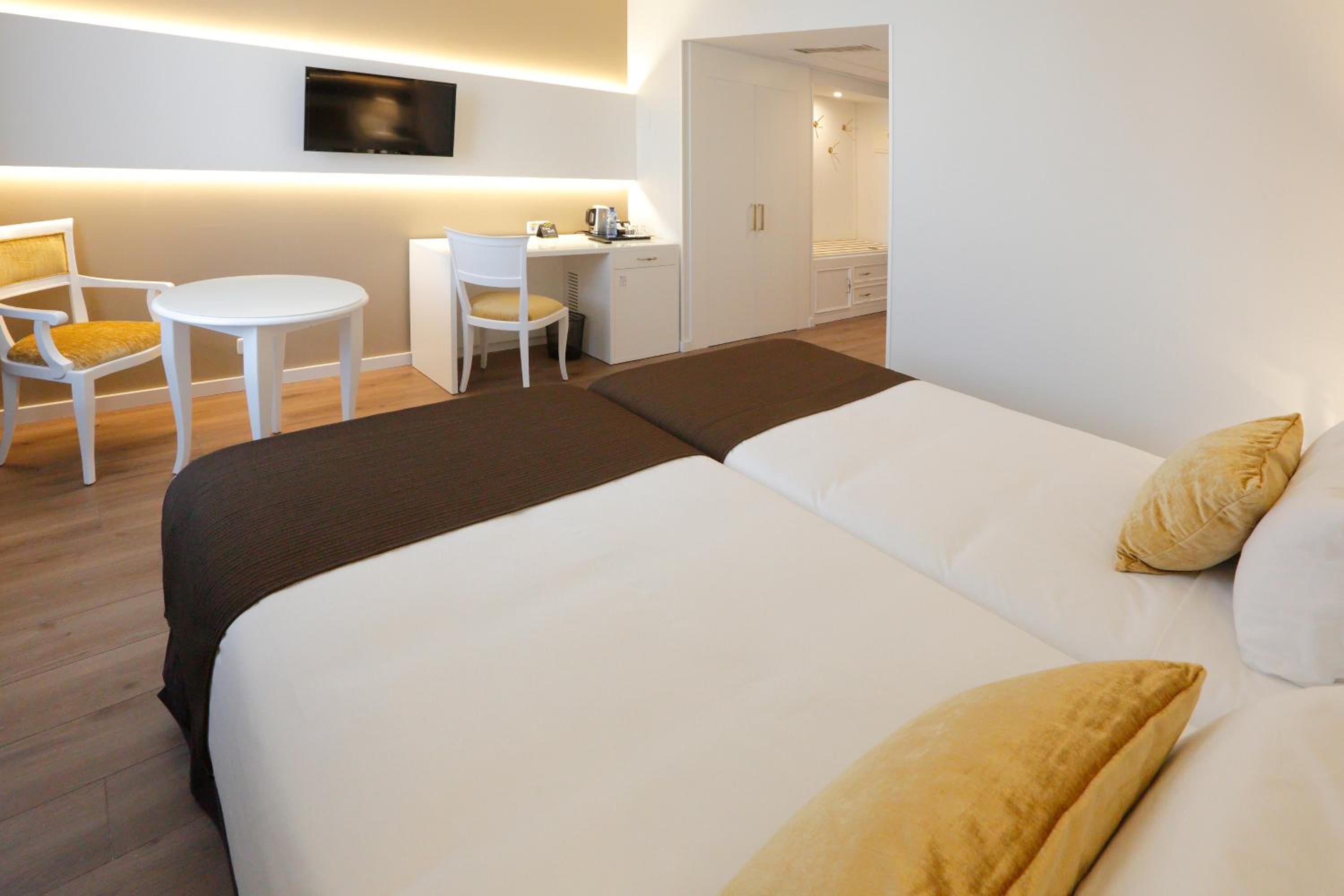 Twin Room - Photo 9