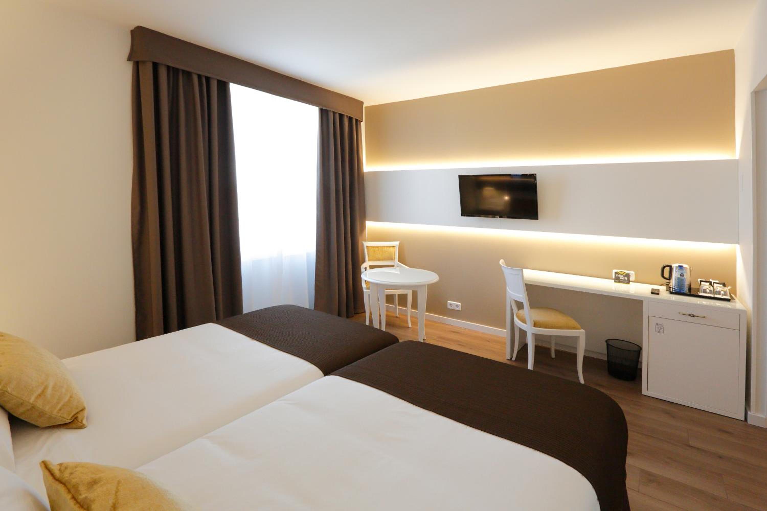 Twin Room - Photo 2