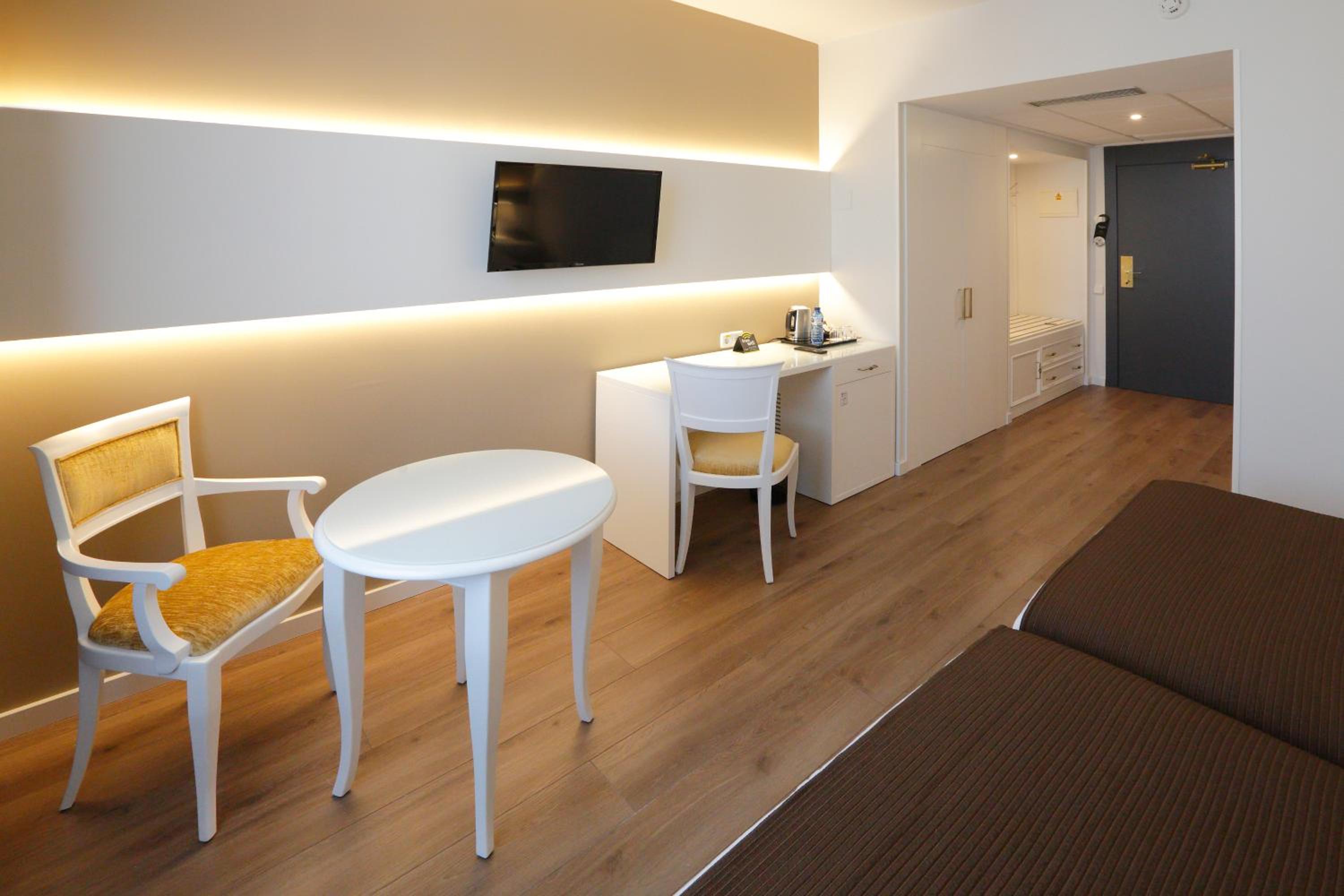 Twin Room - Photo 3