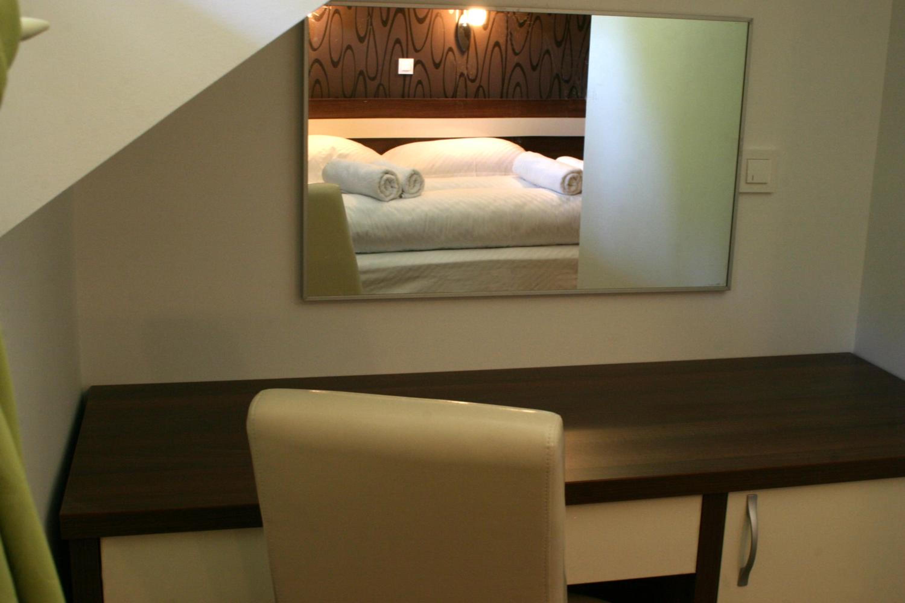 Double Room - Photo 7