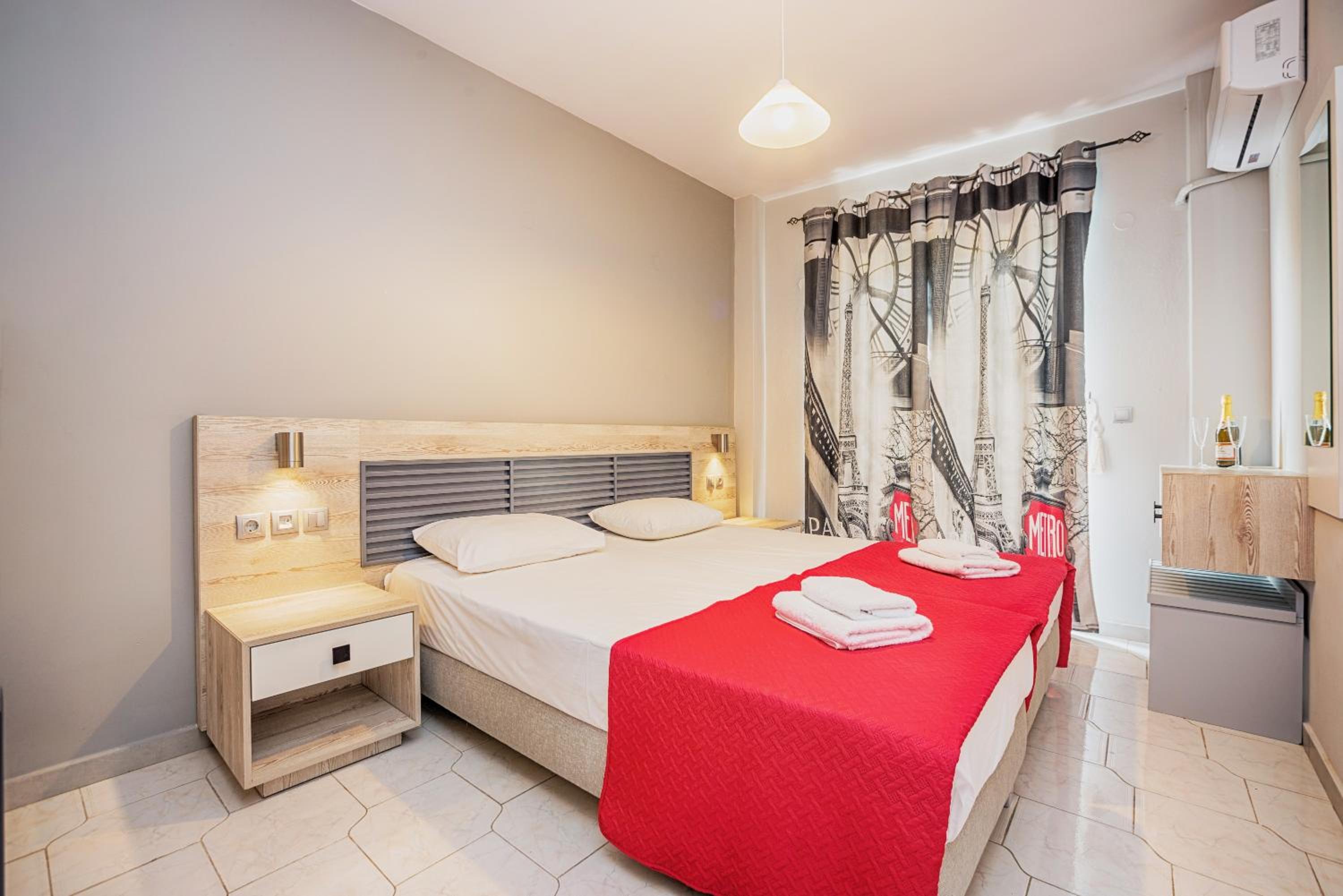 One-Bedroom Apartment with Private Garden photo 1