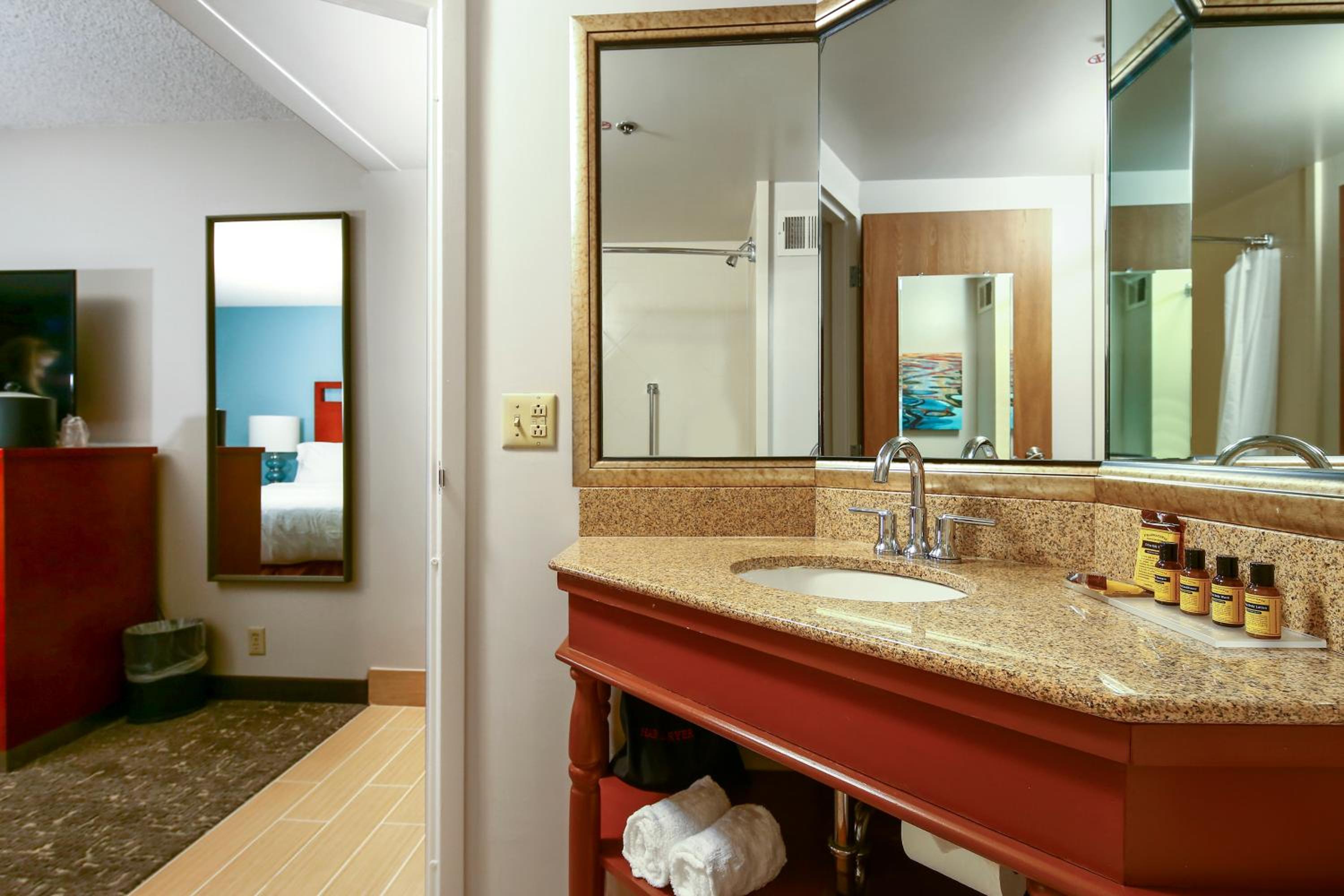 King Room - Non-Smoking - Photo 2