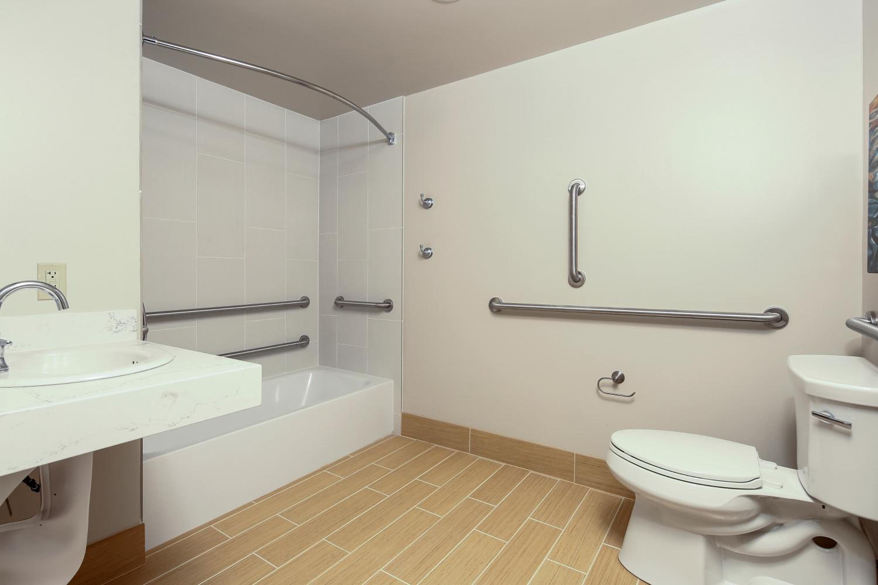 Queen Room with Bath Tub - Disability Access/Non-Smoking