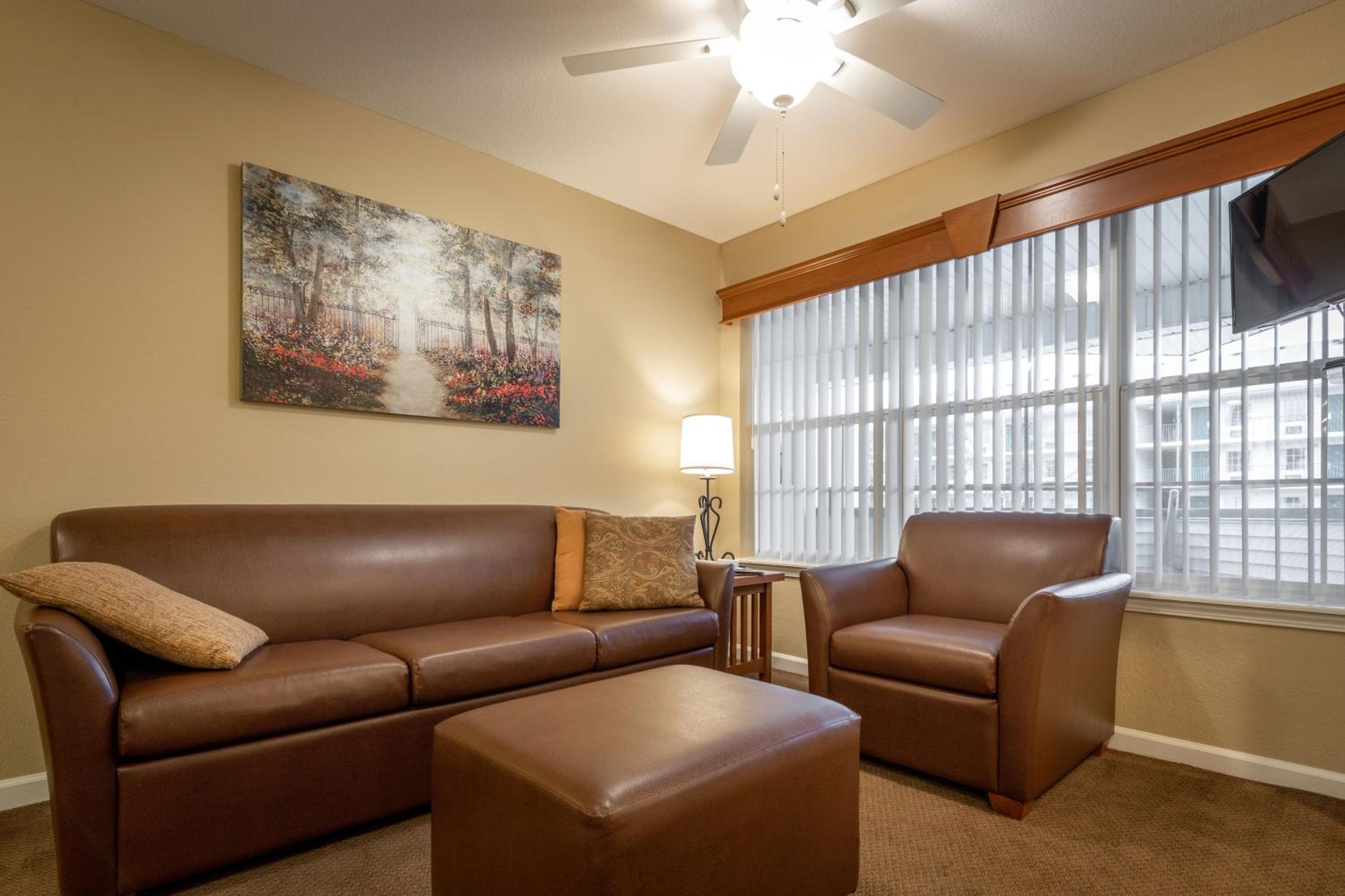 Deluxe One-Bedroom Apartment photo 1