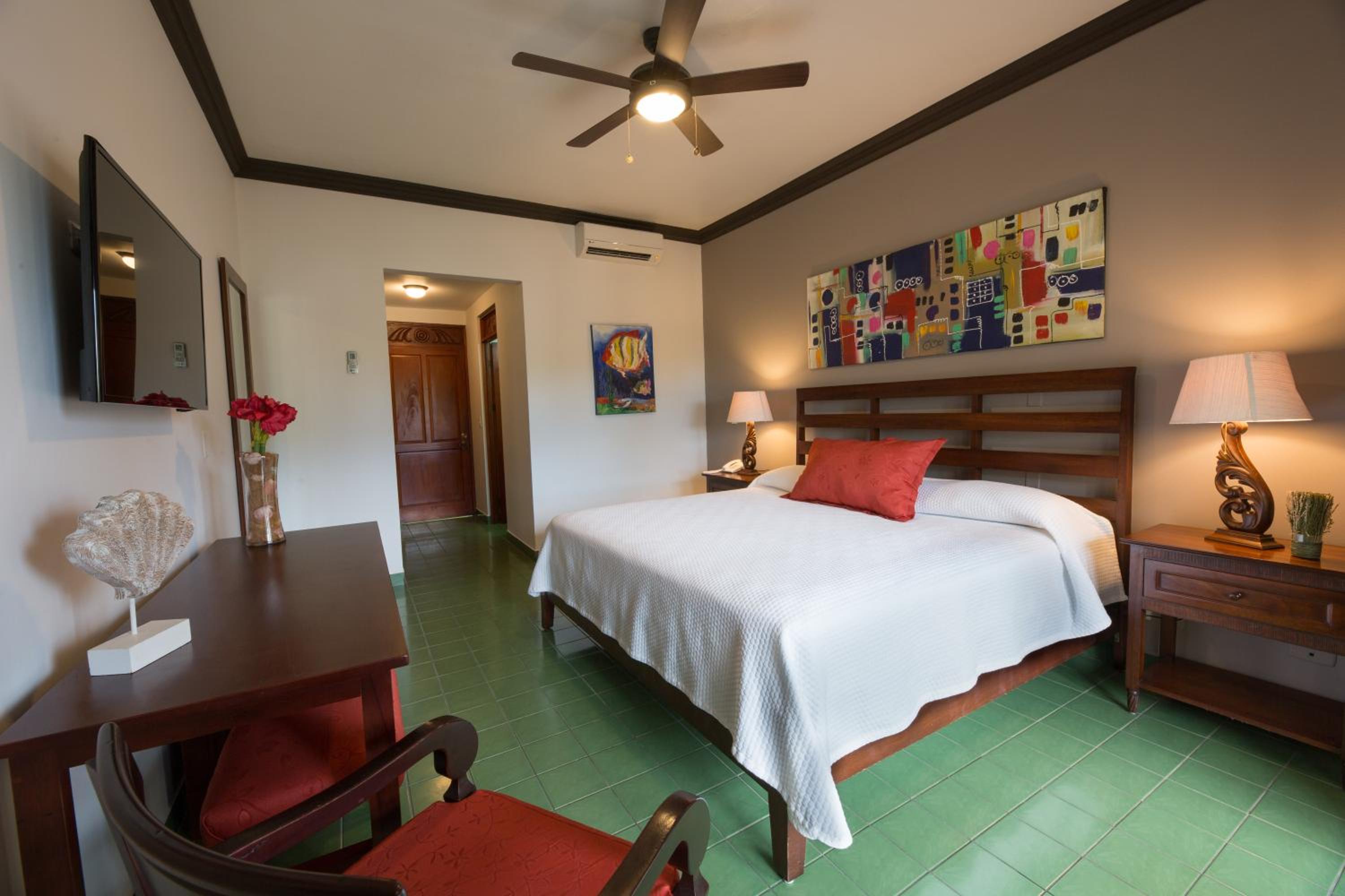 Deluxe Room 1 King Bed photo 2