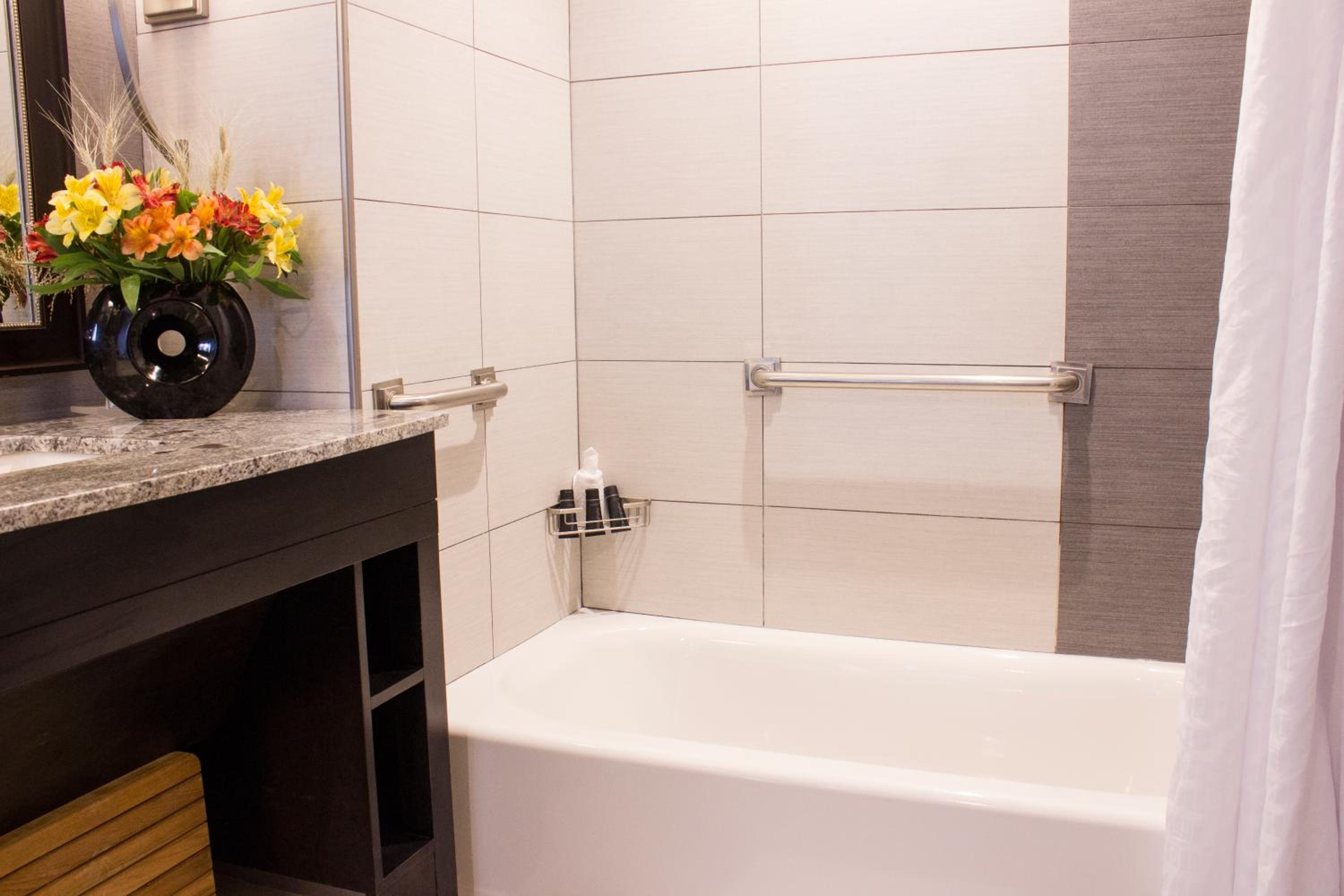 Standard Double Queen Room with Tub photo 3