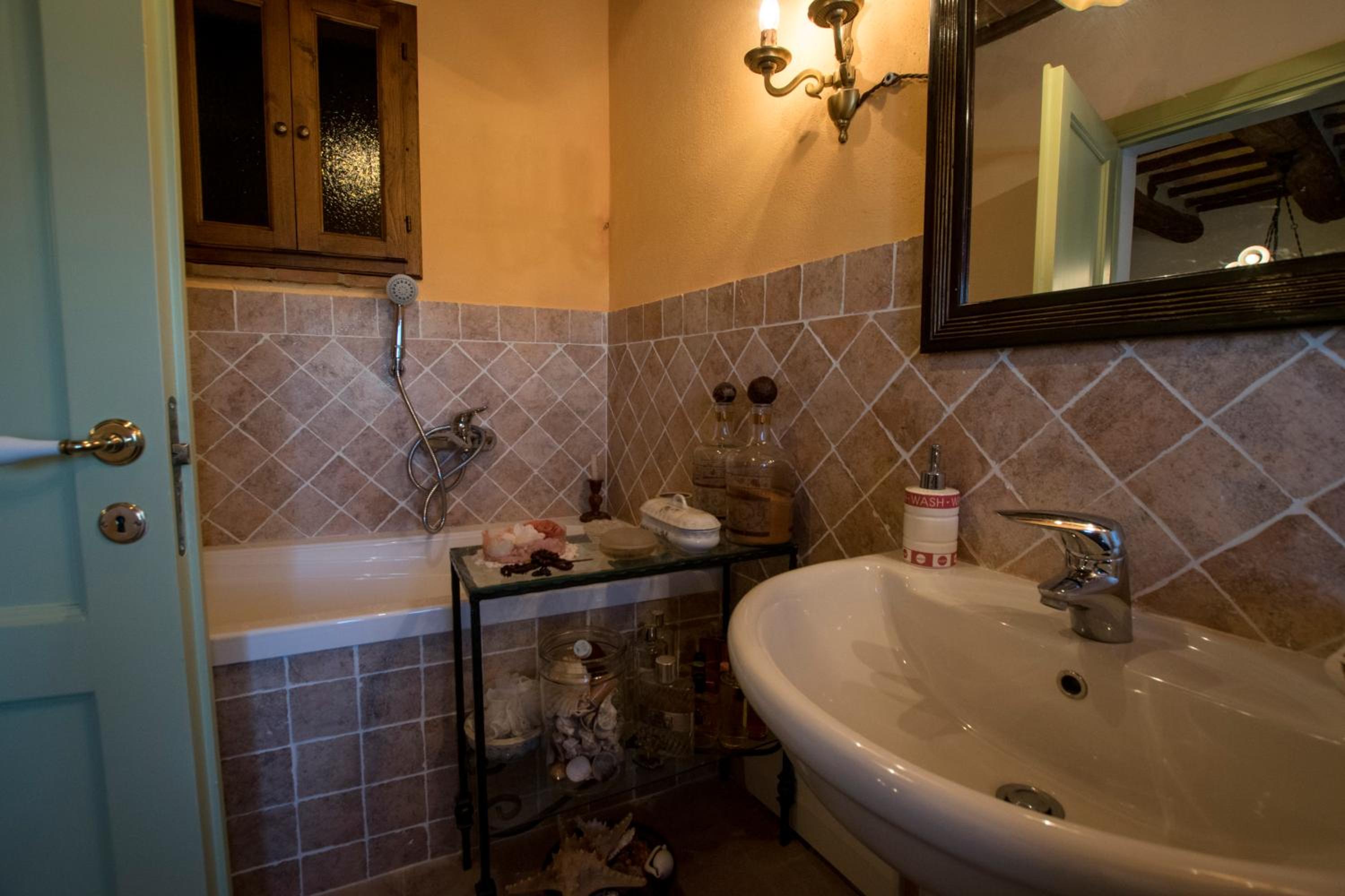 One-Bedroom Apartment - Photo 3
