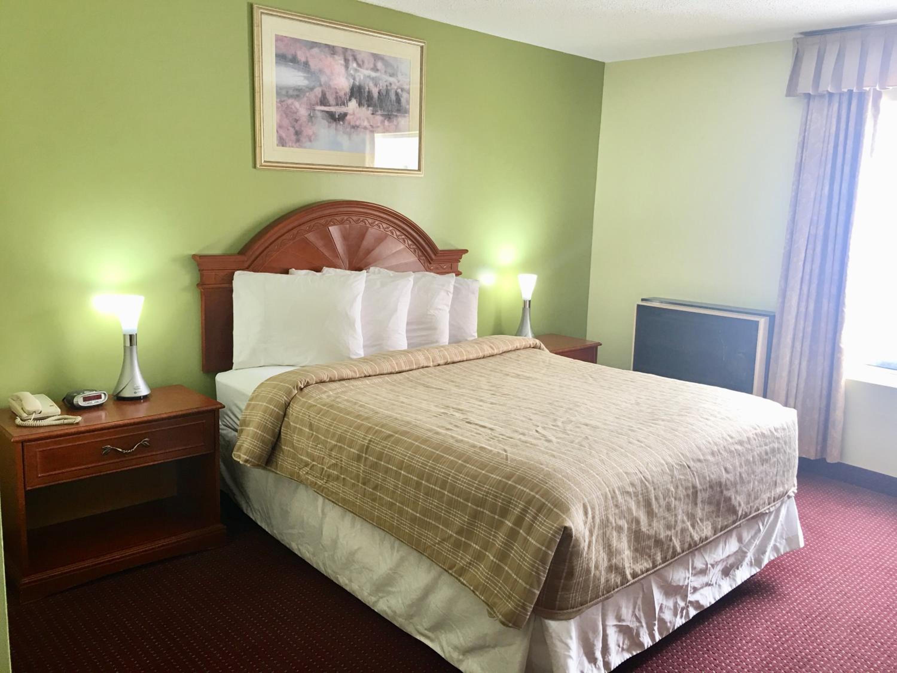 Queen Room photo 2