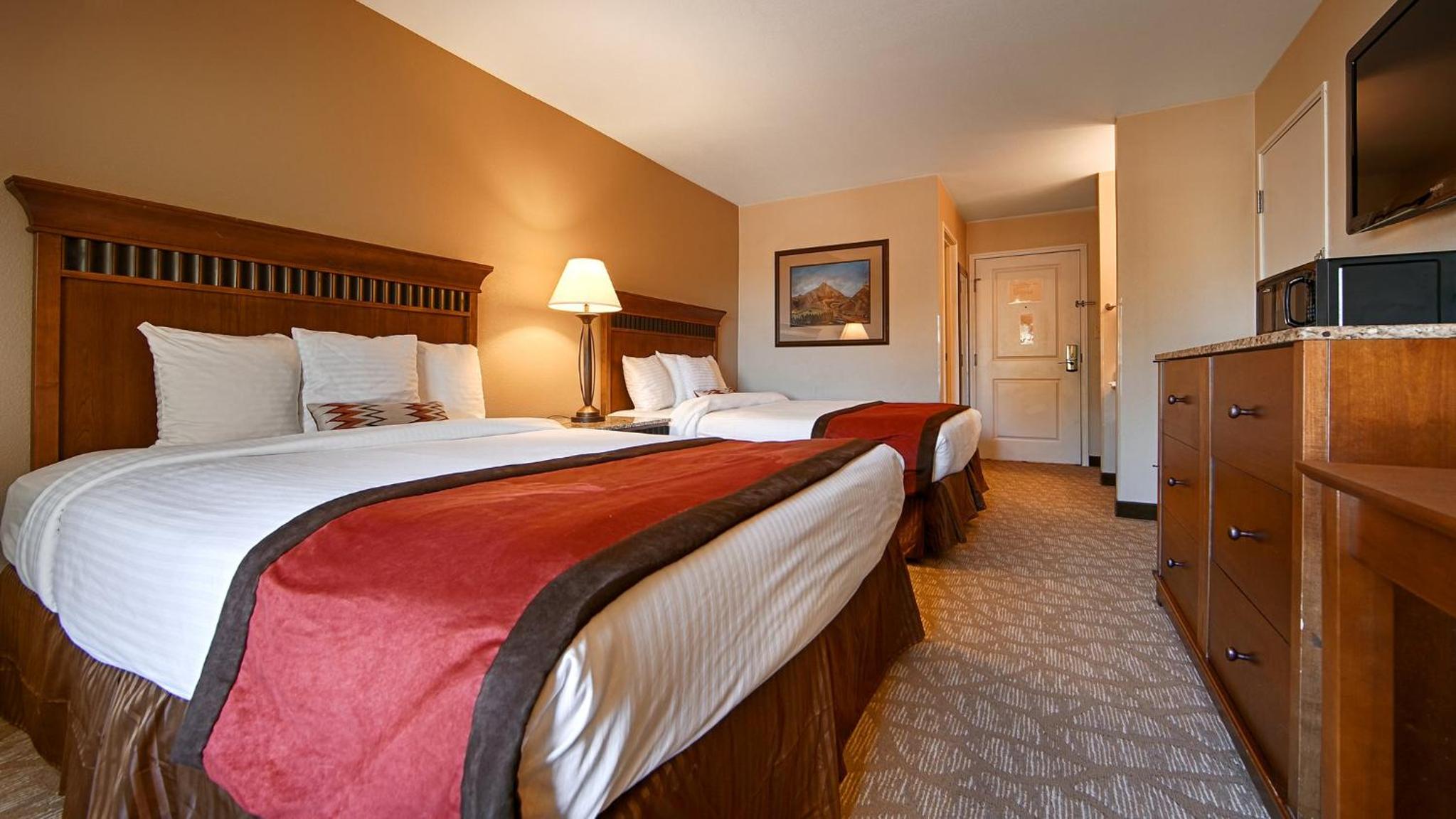 Queen Room with Two Queen Beds - Non-Smoking - Photo 6