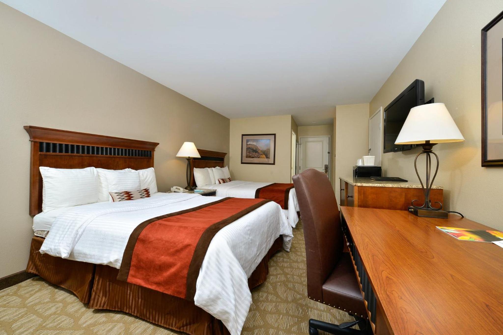 Queen Room with Two Queen Beds - Non-Smoking - Photo 7