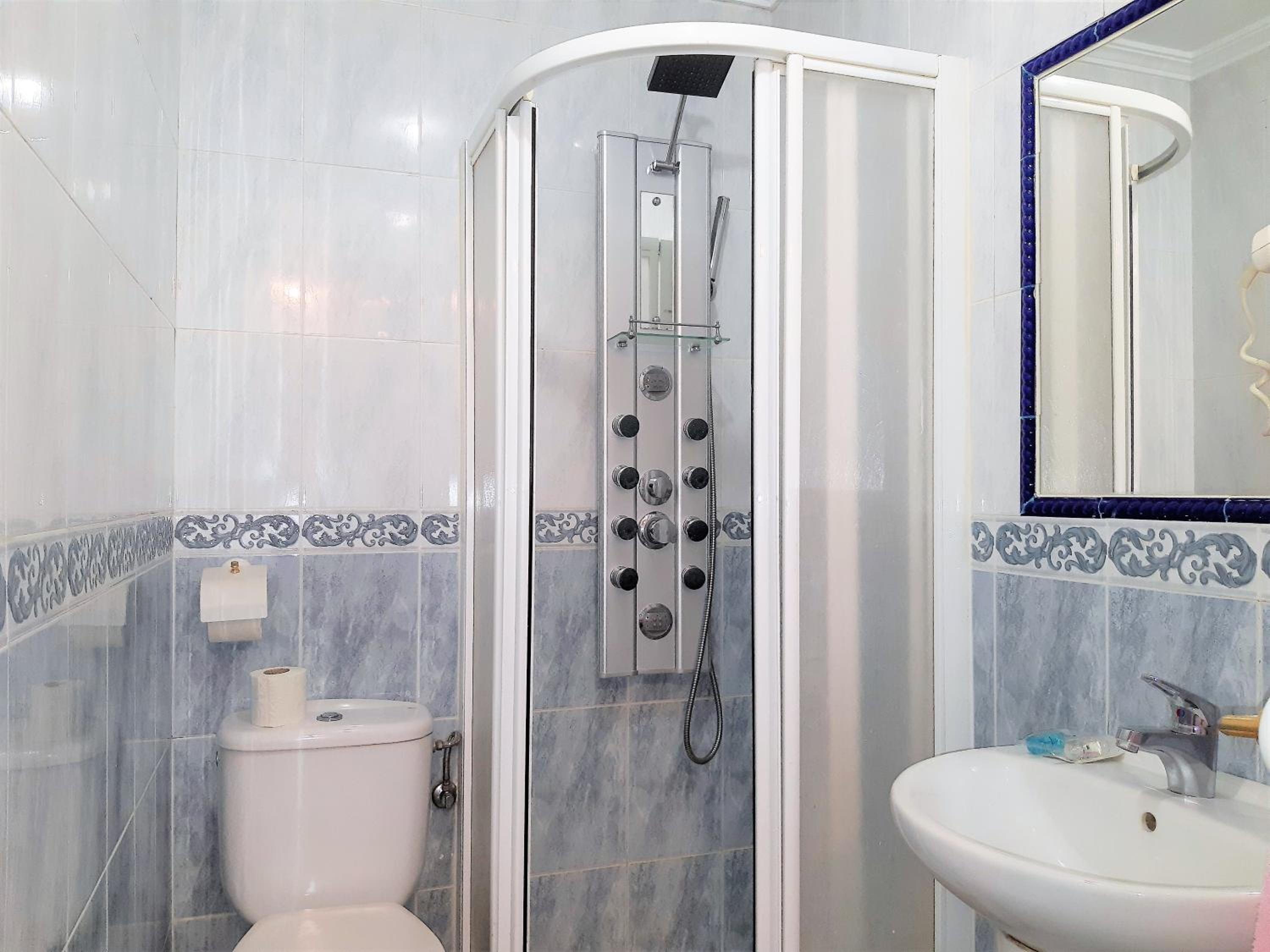 Double Room with Private Bathroom - Photo 4