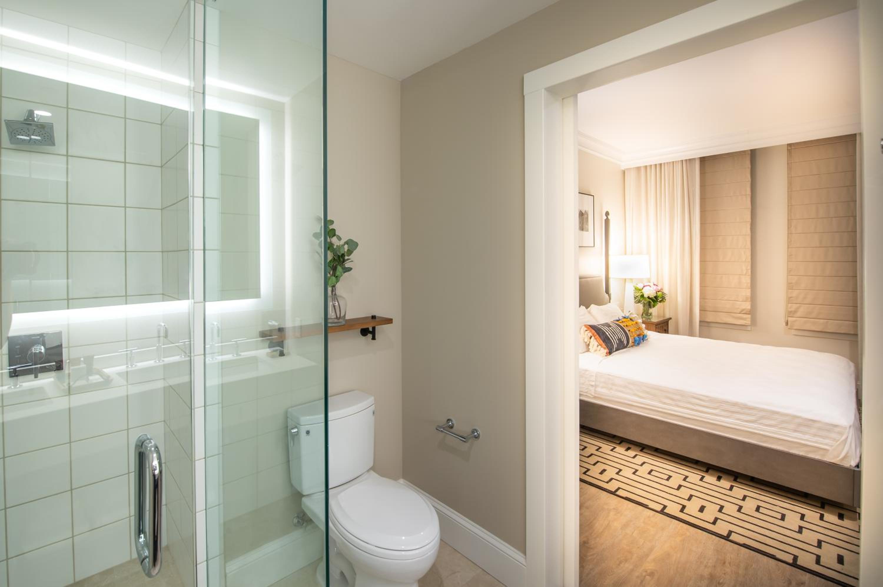 Standard King Room - Photo 8