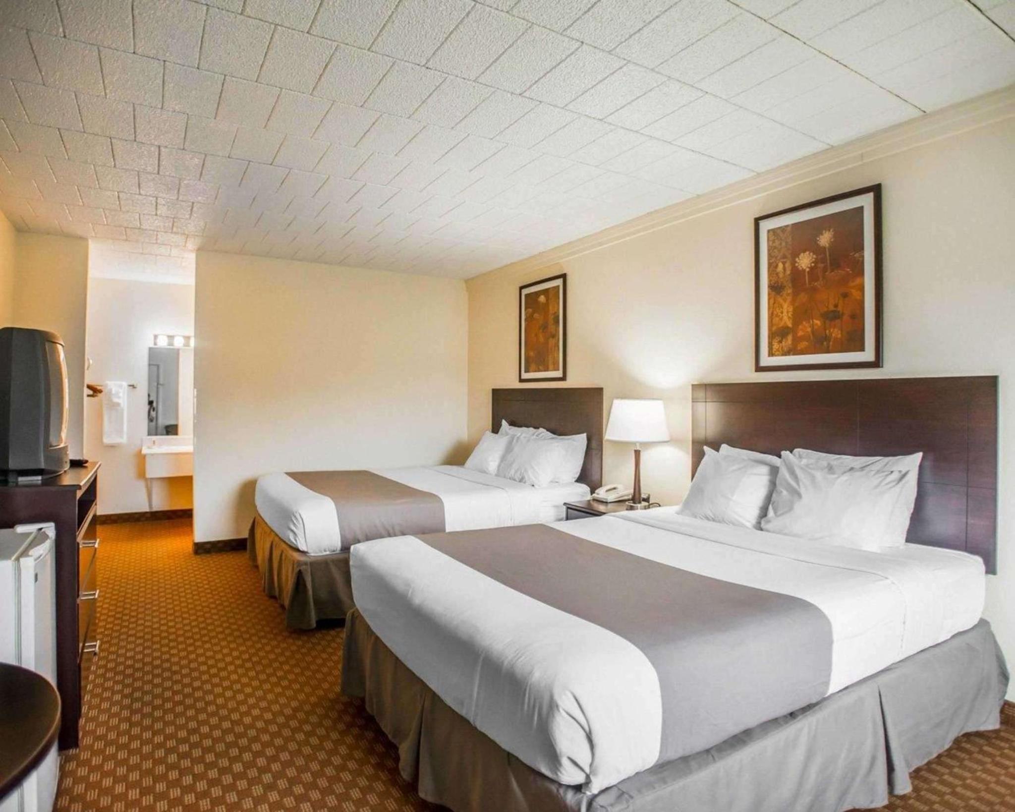 Queen Room With Two Queen Beds - Non-Smoking