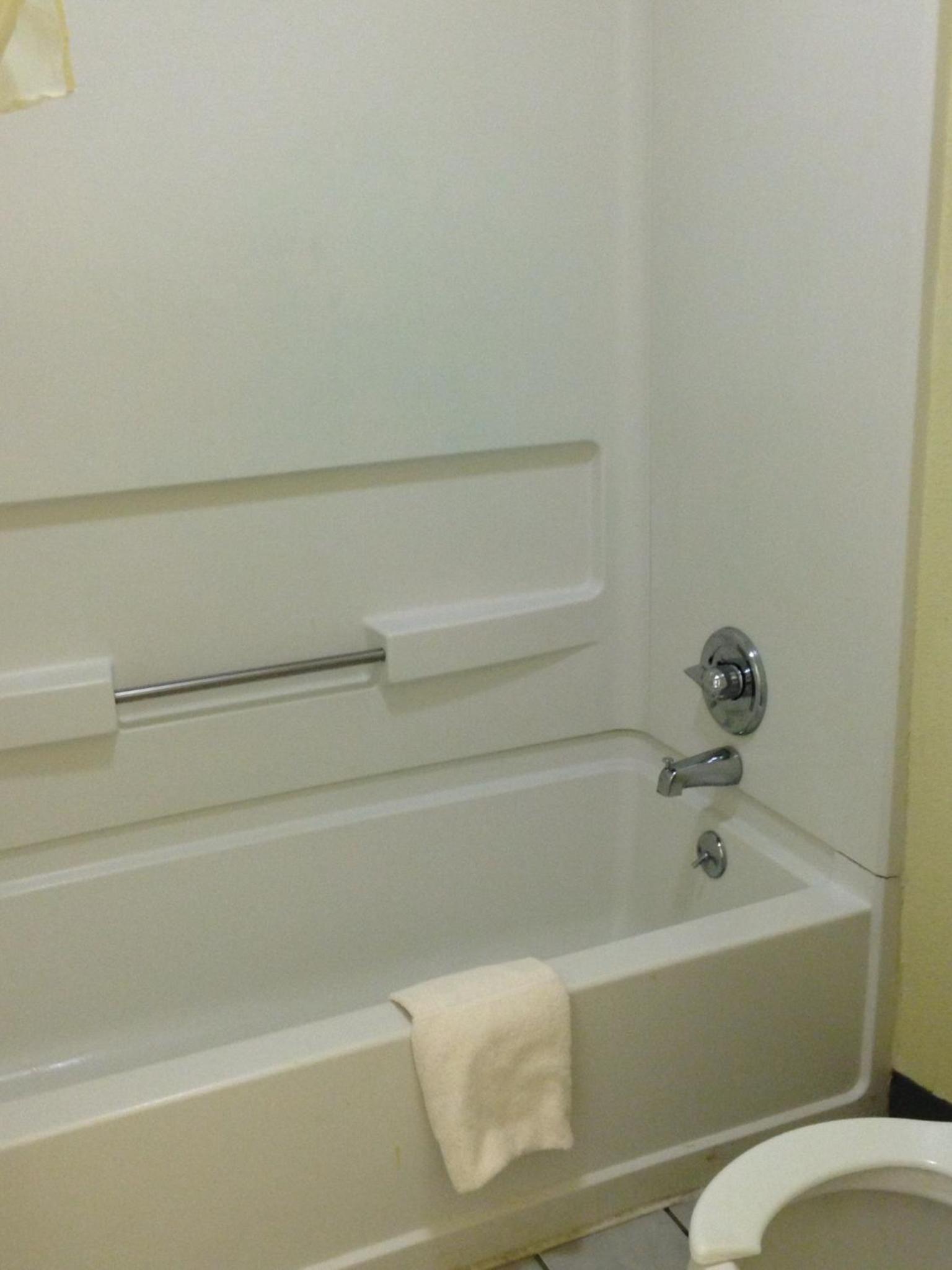 Queen Room with Two Queen Beds - Non-Smoking - Photo 6
