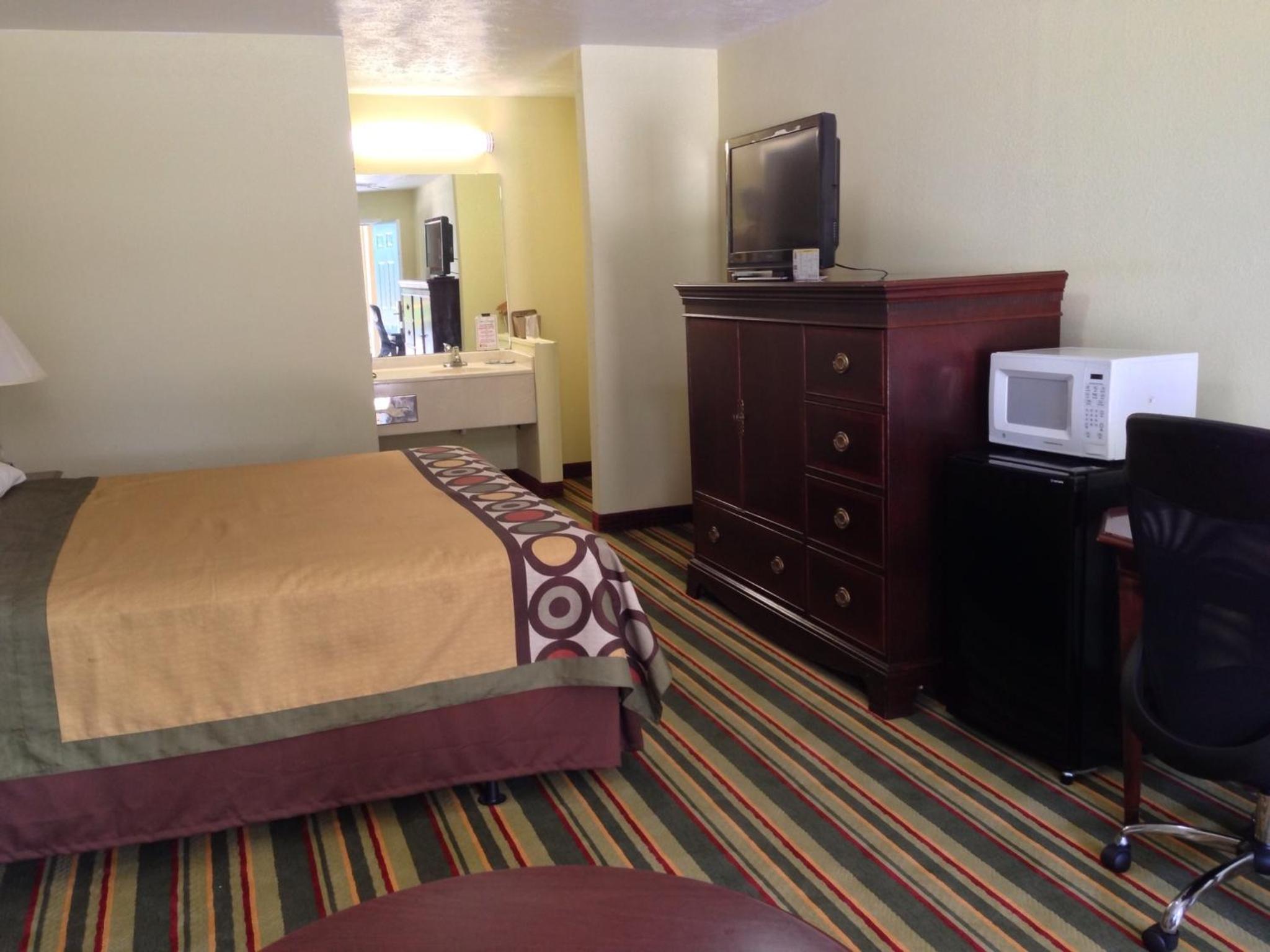 King Room - Non-Smoking - Photo 6