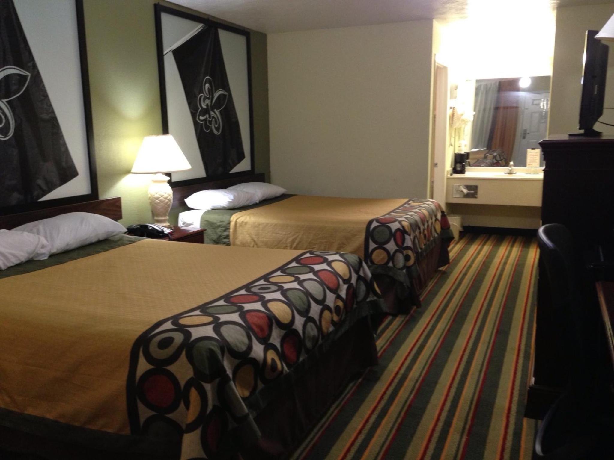 Queen Room with Two Queen Beds - Non-Smoking - Photo 3