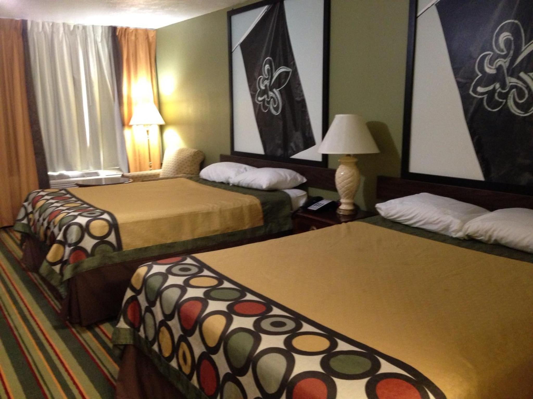 Queen Room with Two Queen Beds - Non-Smoking - Photo 2
